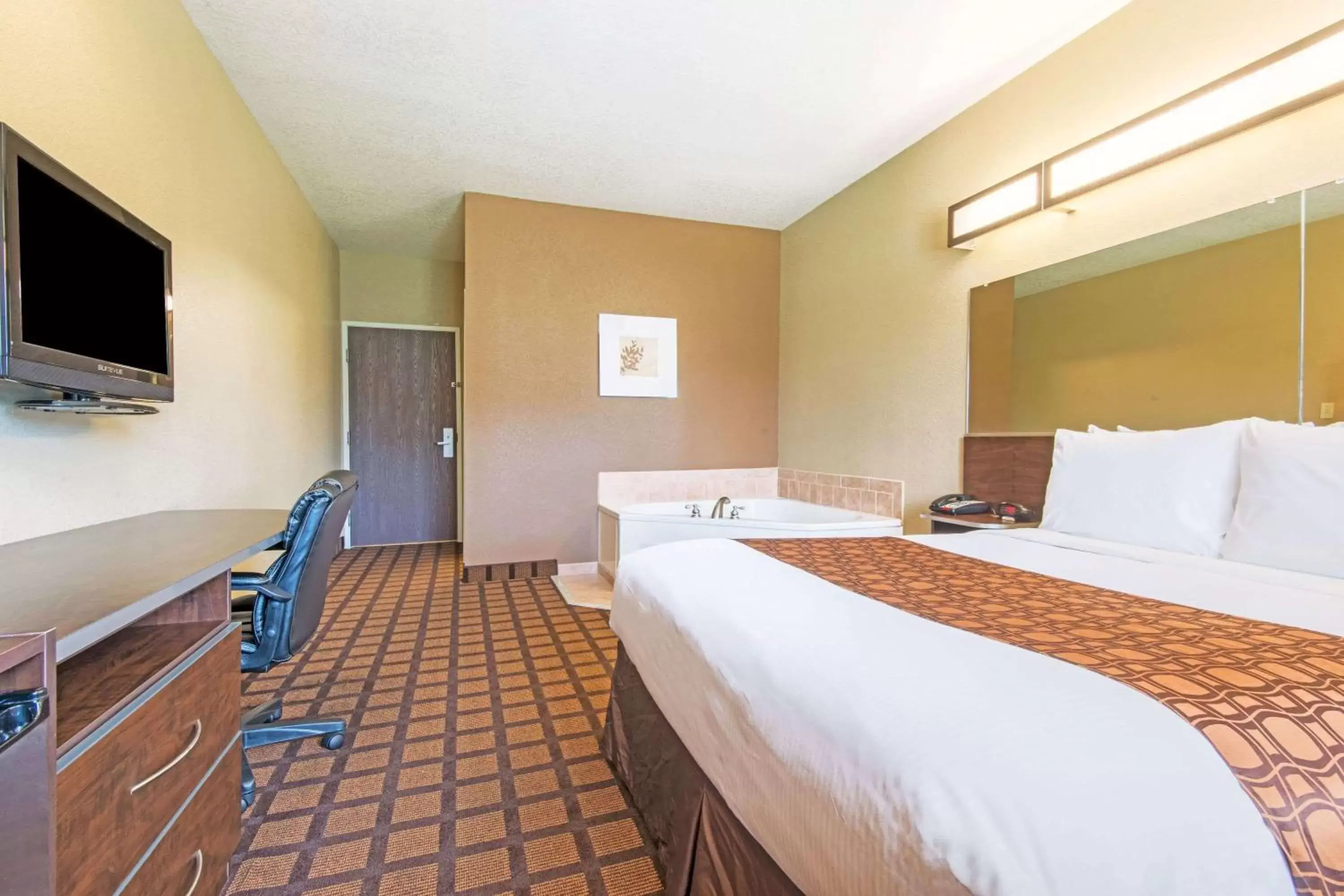Photo of the whole room, Bed in Microtel Inn and Suites Montgomery