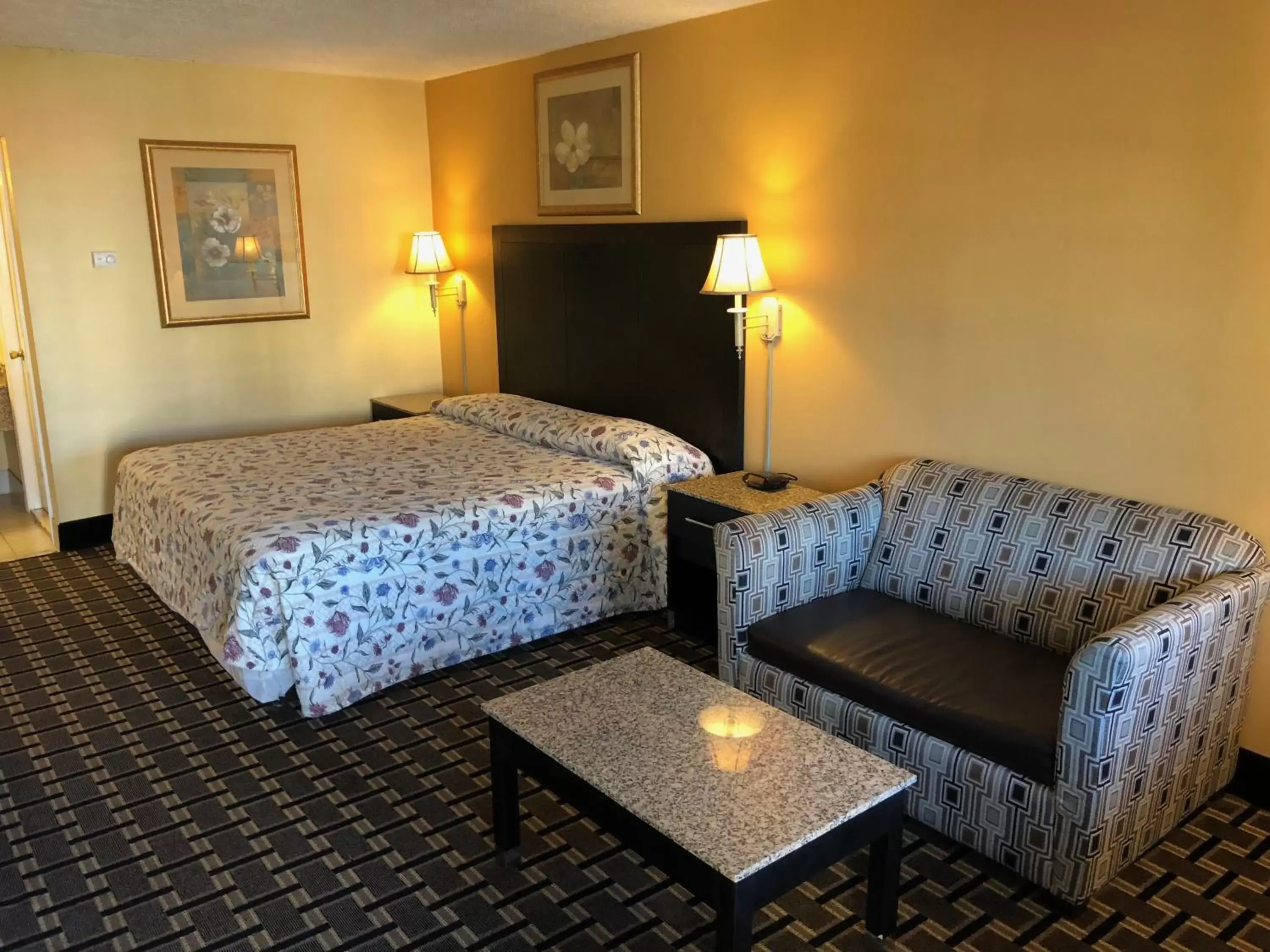 Photo of the whole room, Bed in Knights Inn Mount Laurel