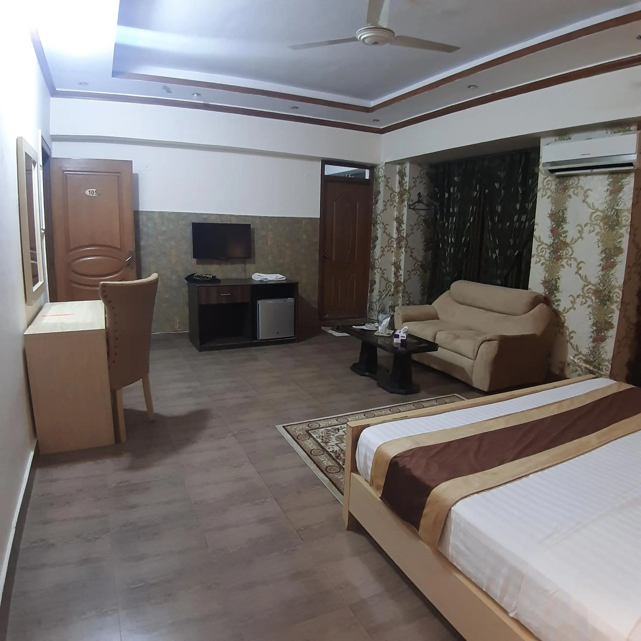 Photo of the whole room in Premier Inn Davis Road Lahore