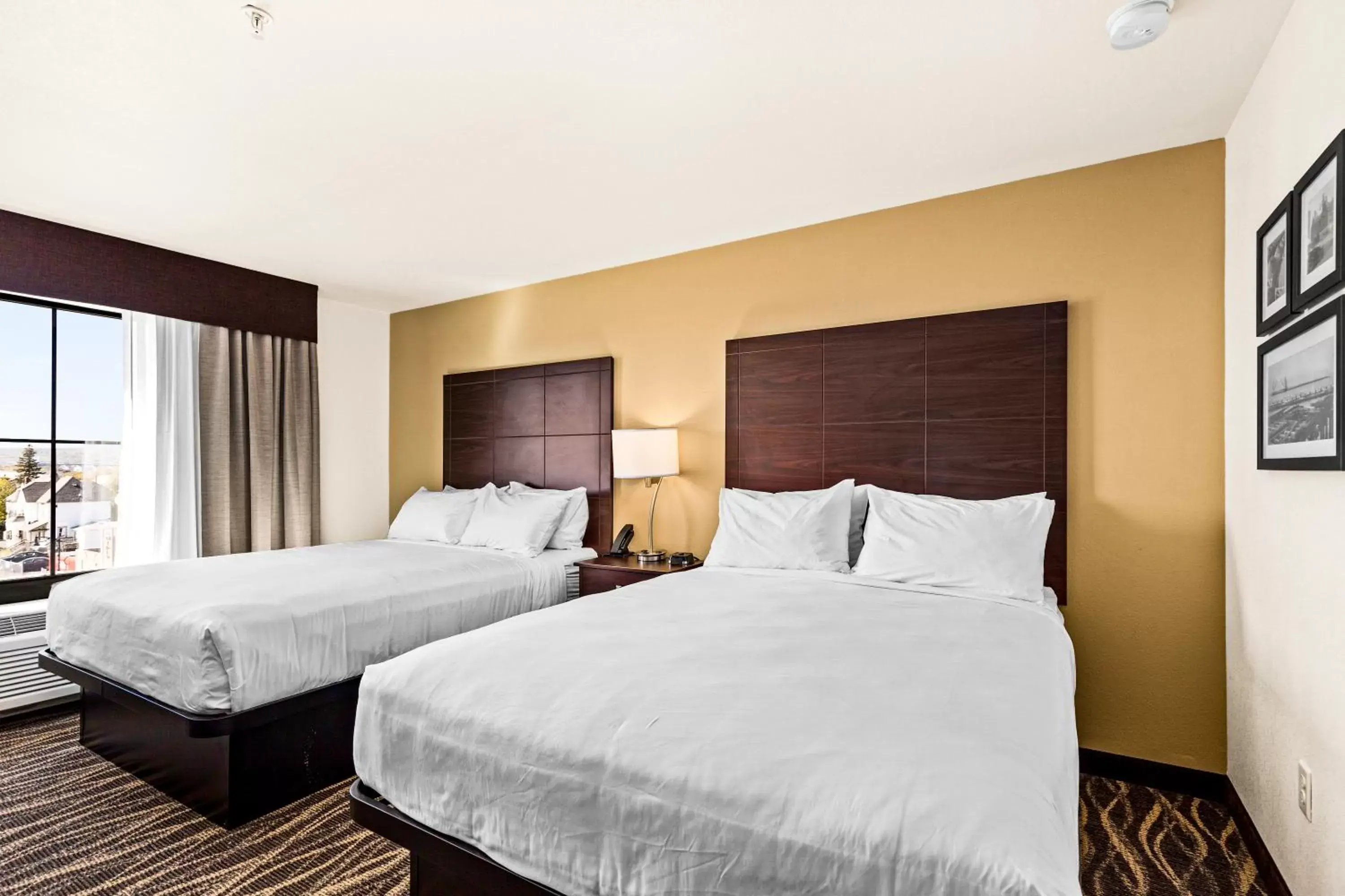 Bed in Cobblestone Hotel & Suites - Superior Duluth