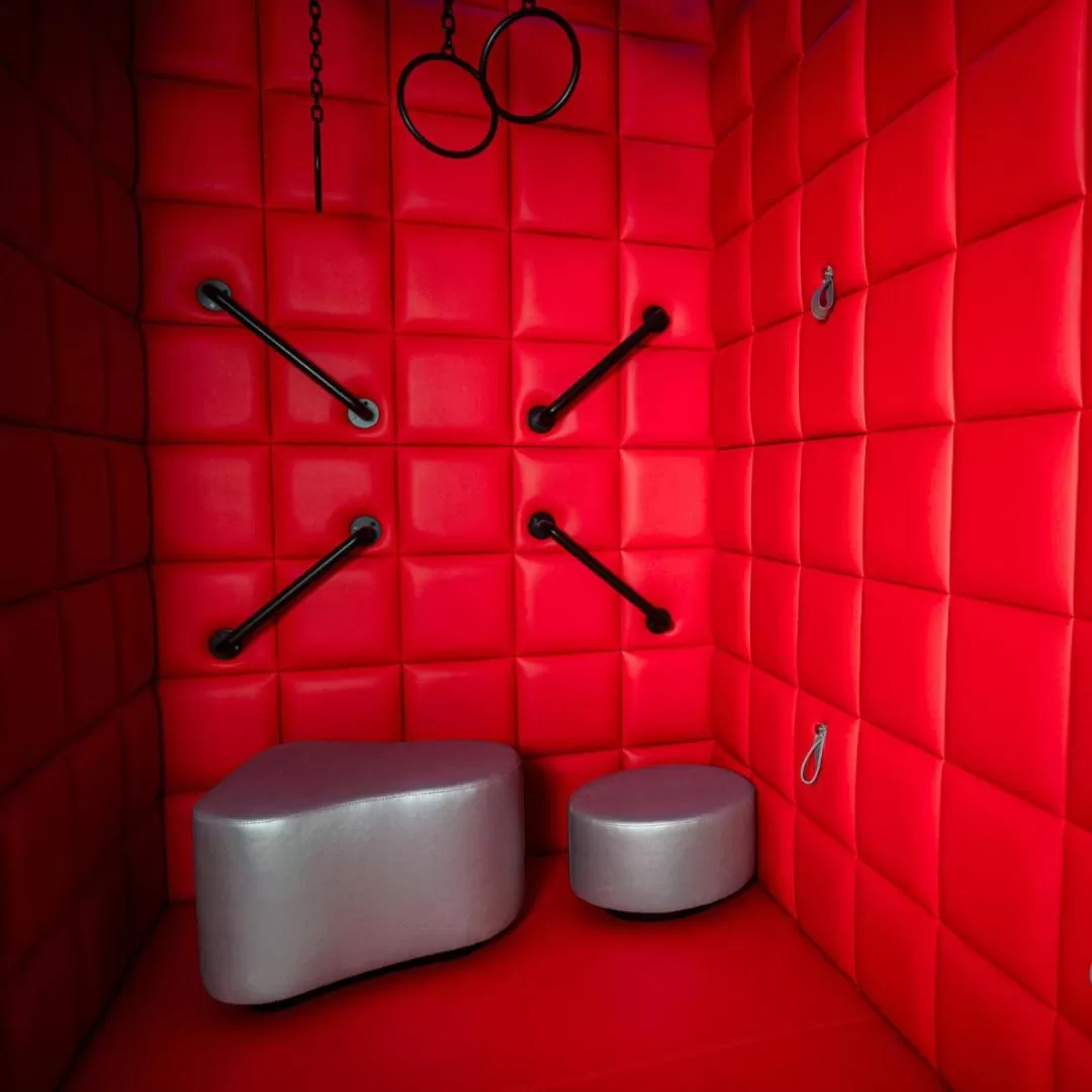 Entertainment, Bathroom in Hotel Avenue