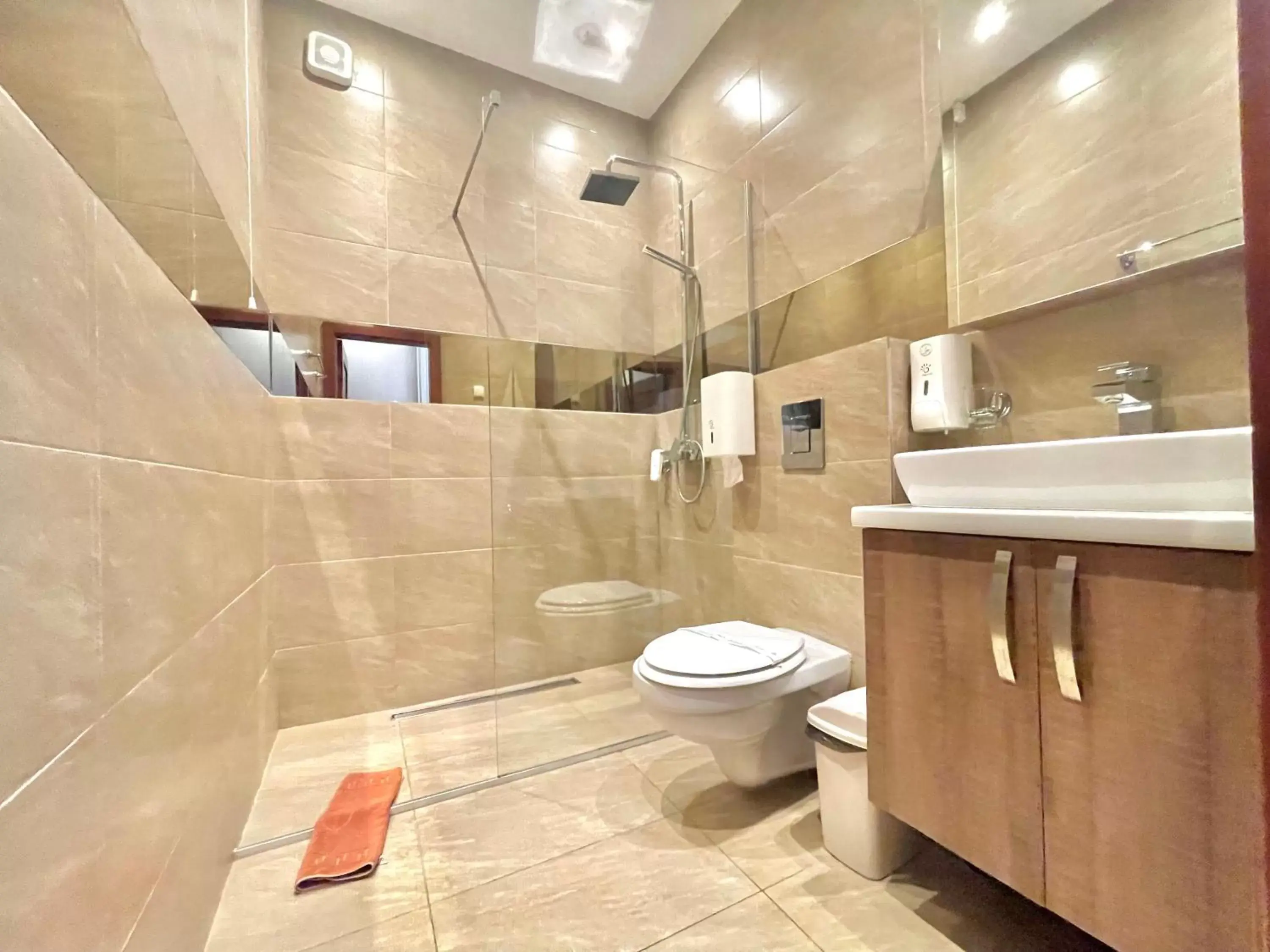 Shower, Bathroom in Hotel Butua Residence