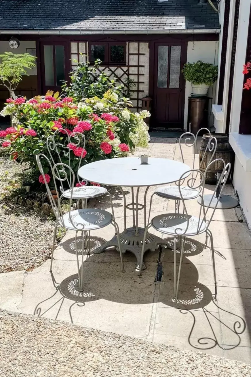 Garden in Logis Hotel La Tourelle du Beffroi