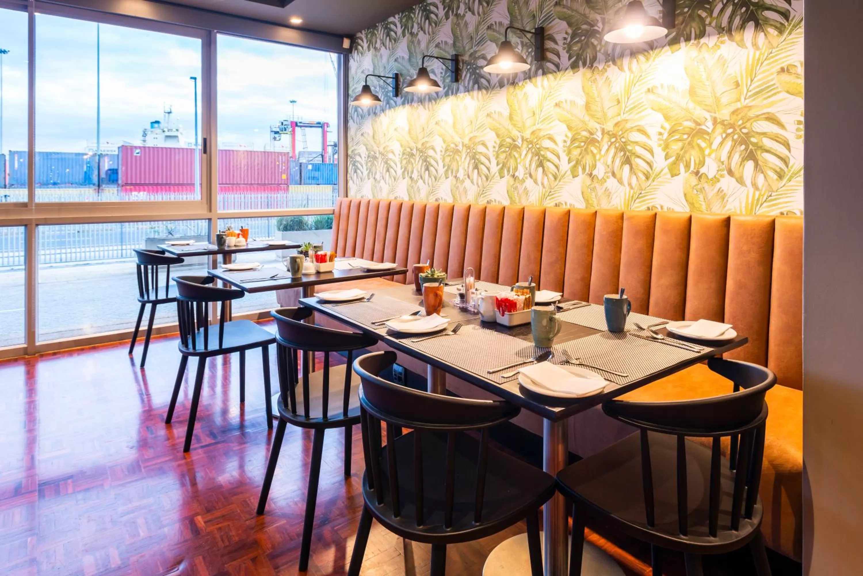 Restaurant/places to eat in aha Harbour Bridge Hotel & Suites