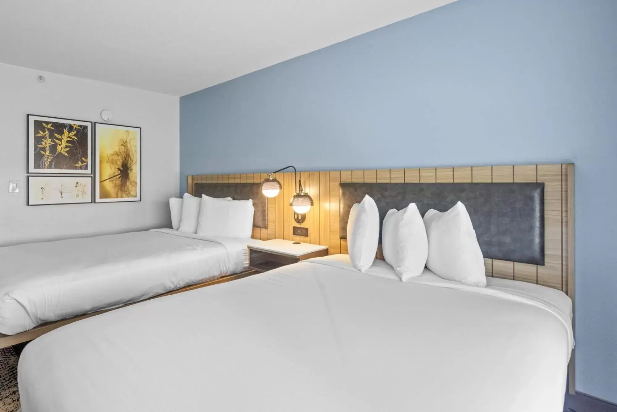 Bed in Country Inn & Suites by Radisson, Savannah Airport, GA