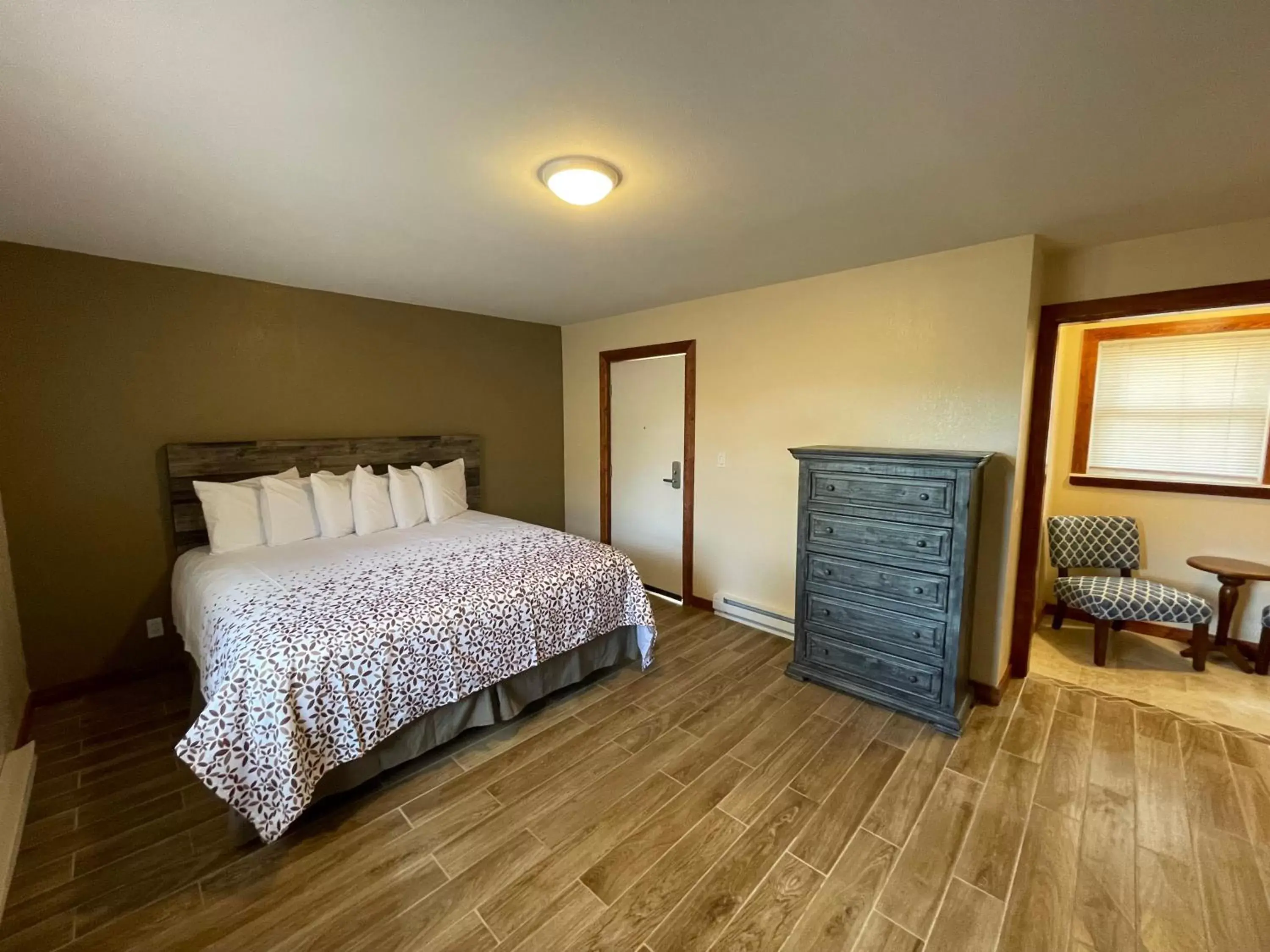 Bedroom, Bed in Estes Mountain Inn