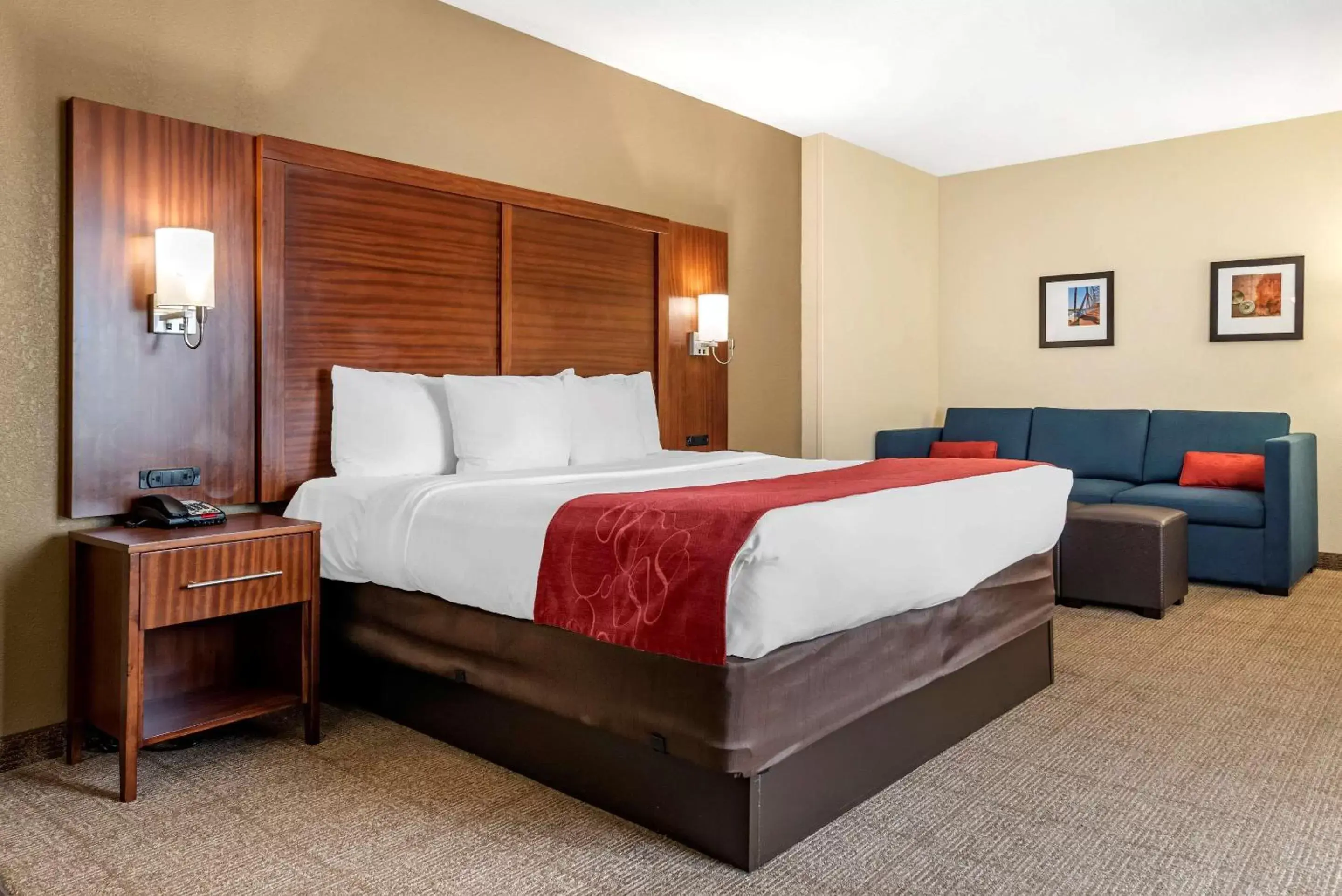 Photo of the whole room, Bed in Comfort Suites Airport Flowood