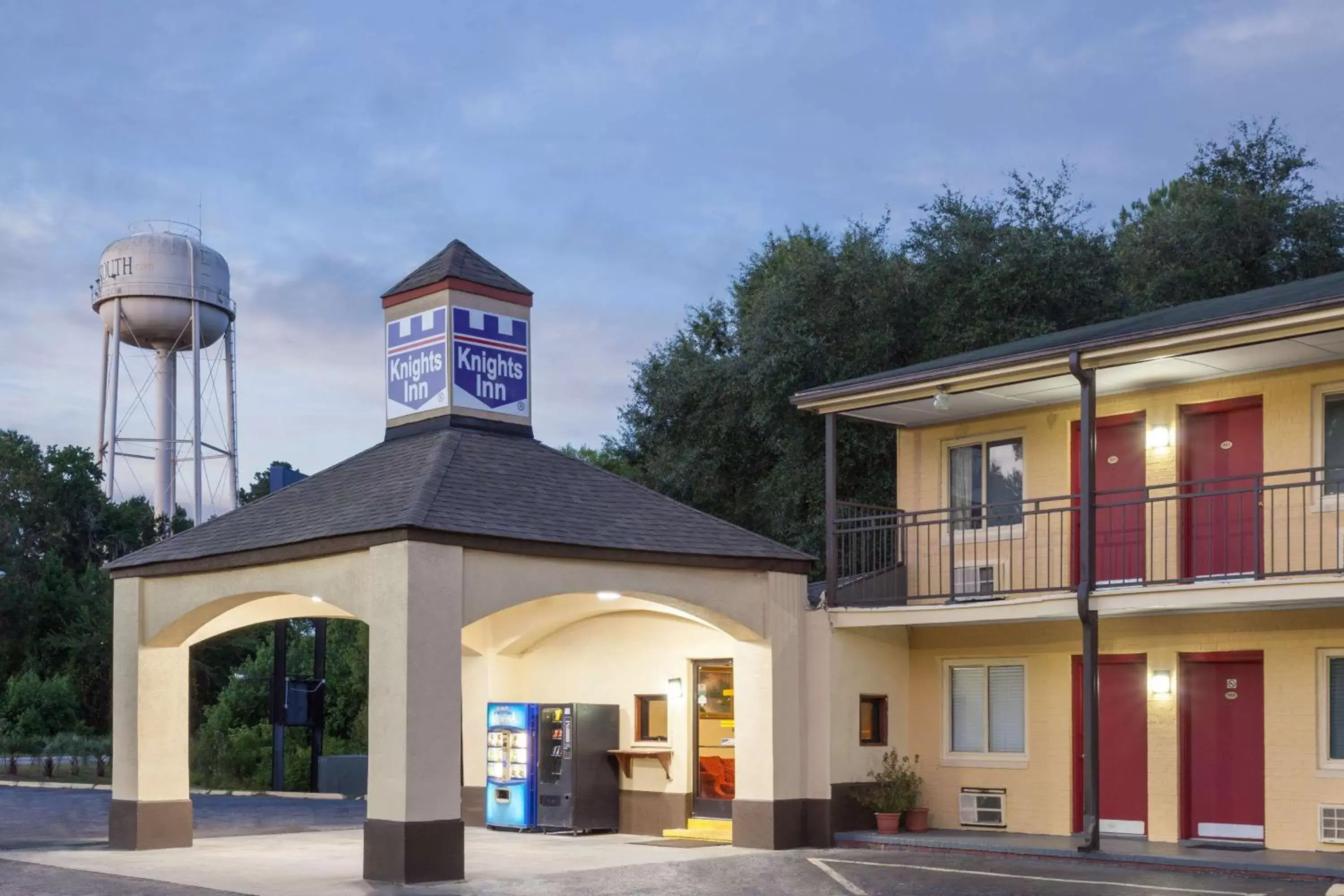 Property building in Knights Inn Point South Yemassee Property building in Knights Inn Point South Yemassee