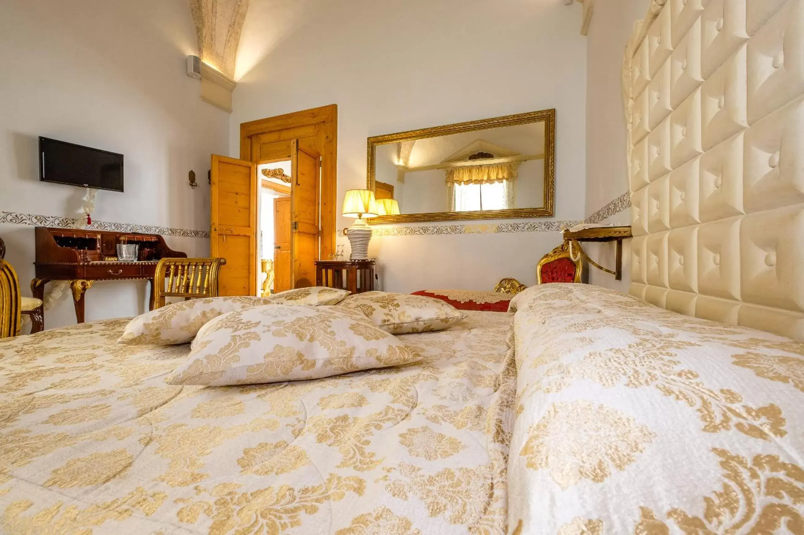 Photo of the whole room, Bed in Palazzo Gallo Resort