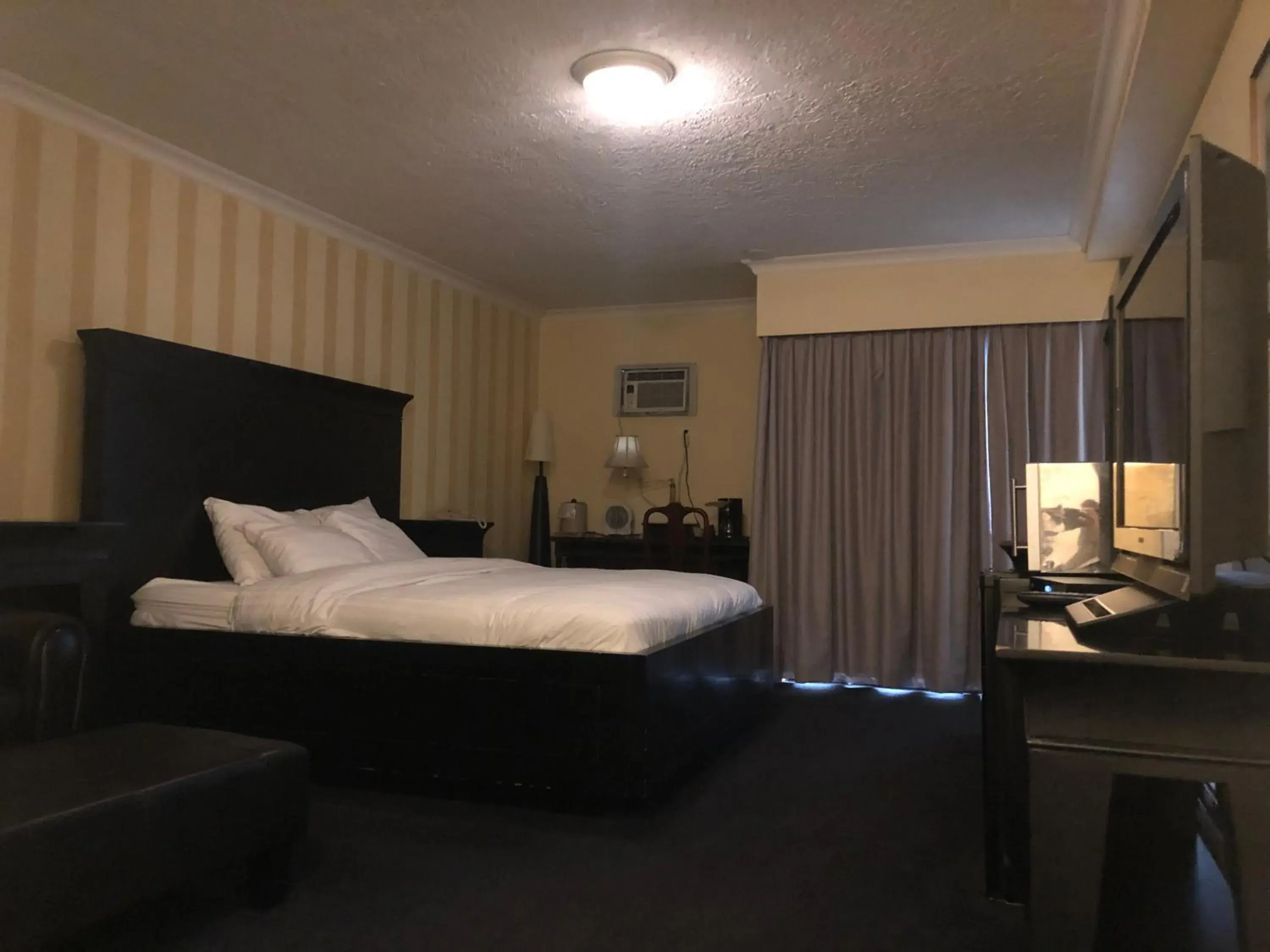 Photo of the whole room, Bed in Island Travel Inn