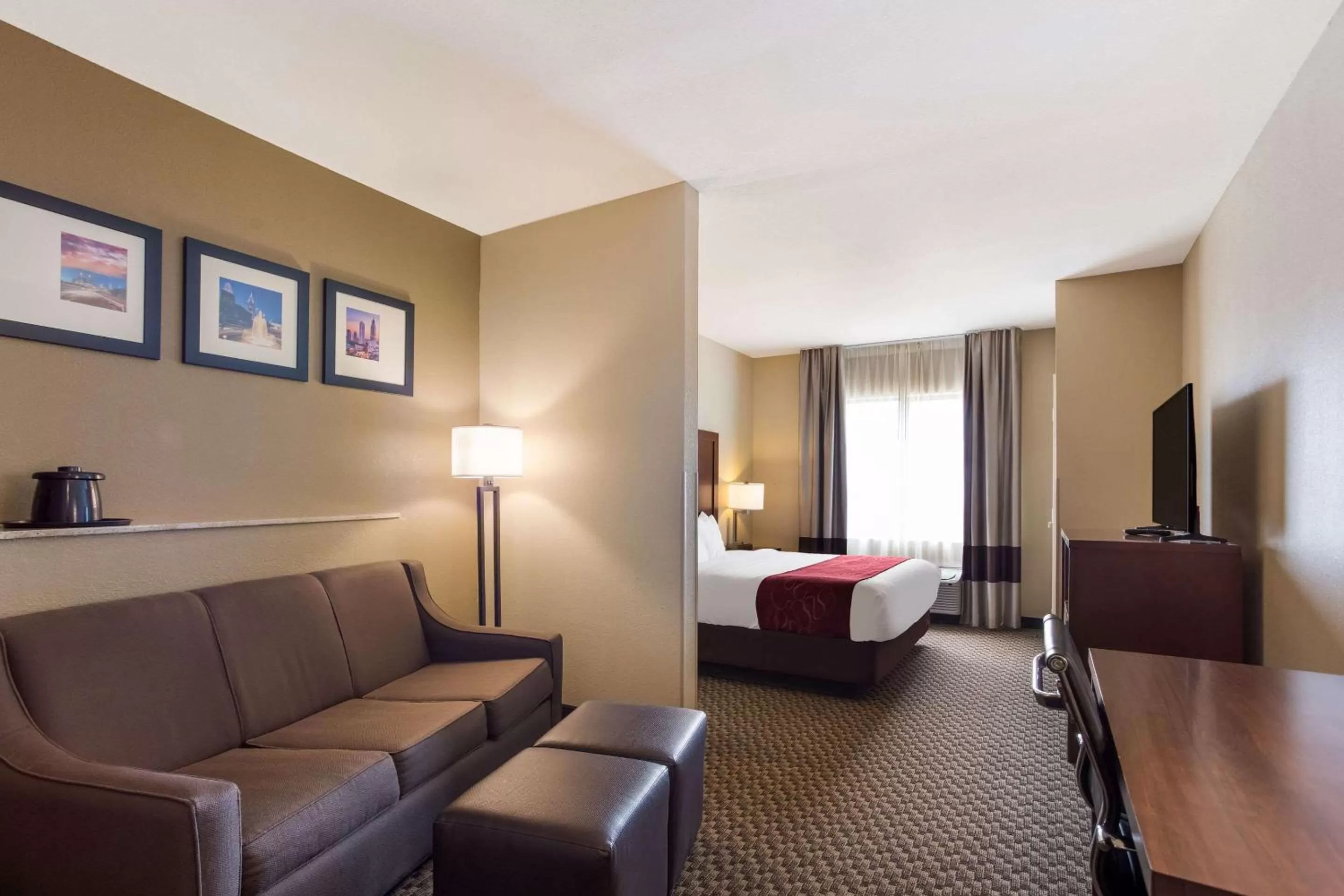 Bedroom, Bed in Comfort Suites North Mobile