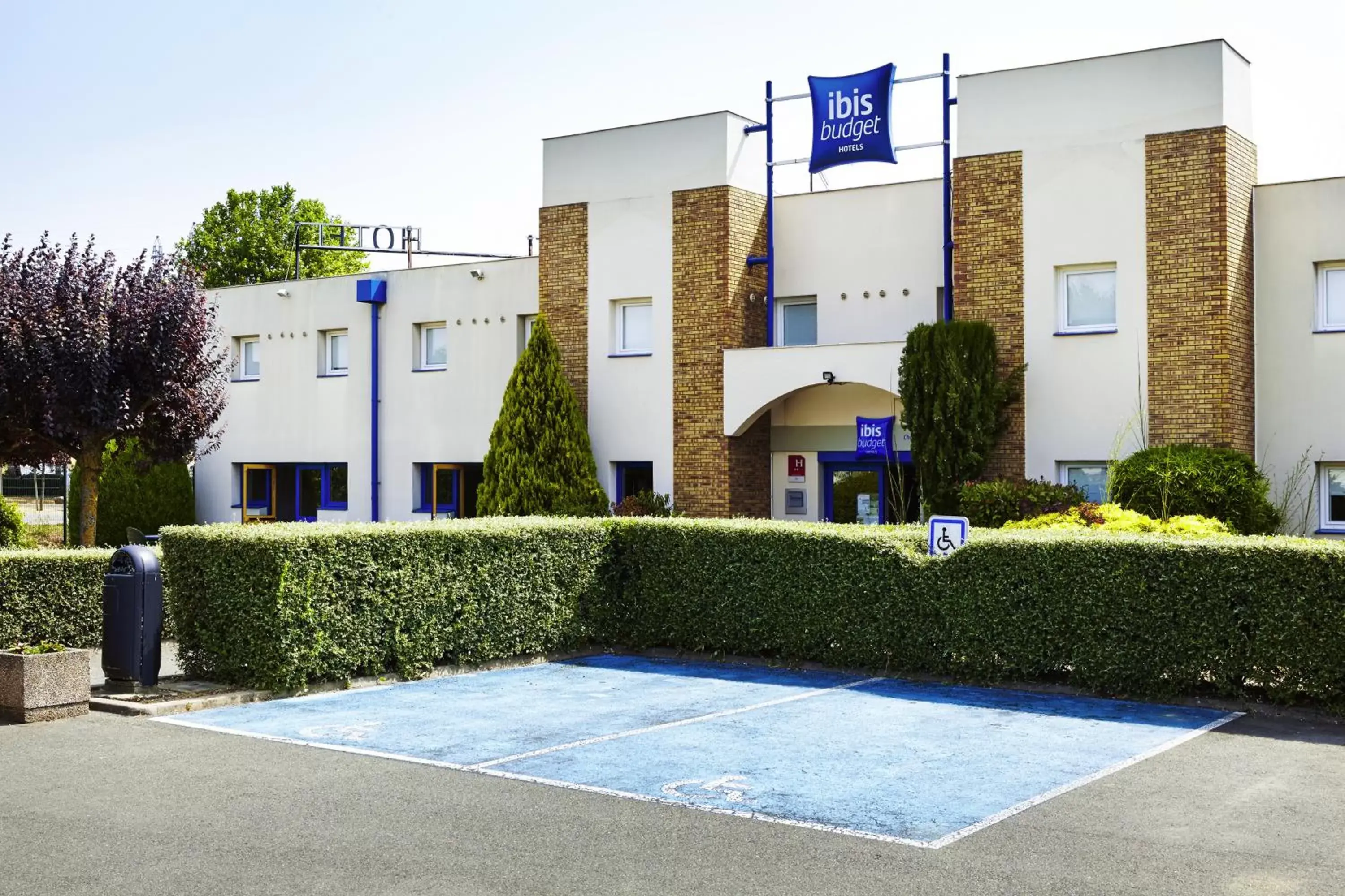Facade/entrance in ibis budget Chartres Facade/entrance in ibis budget Chartres