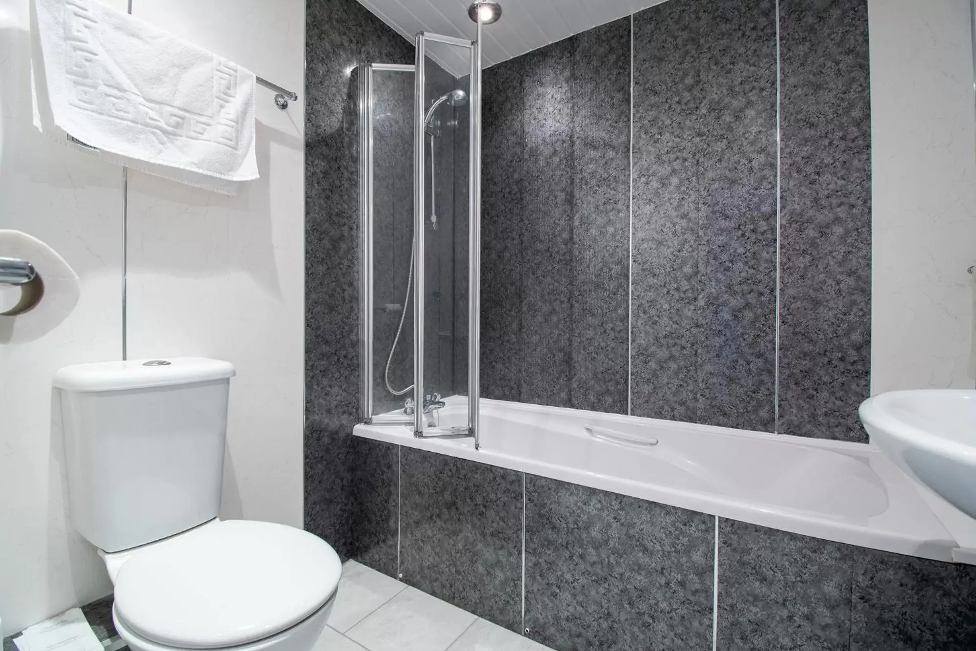 Shower, Bathroom in Lansdowne House with Private Car Park