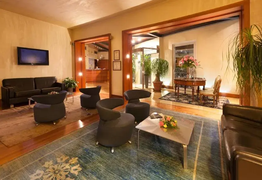 Communal lounge/ TV room, Lobby/Reception in Hotel Rossini Al Teatro