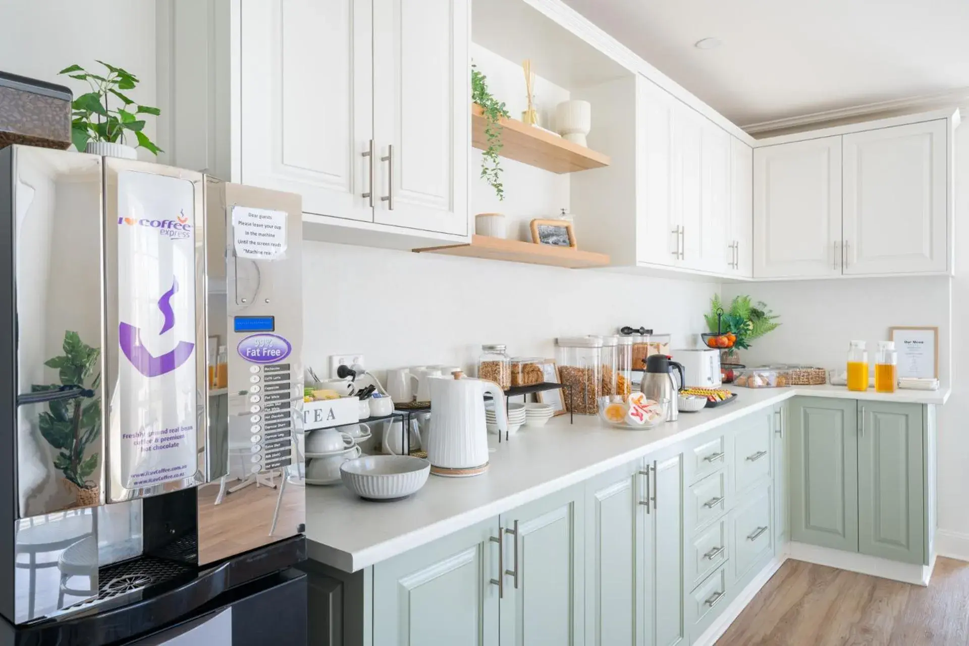 Coffee/tea facilities, Kitchen/Kitchenette in Heritage Inn Bathurst