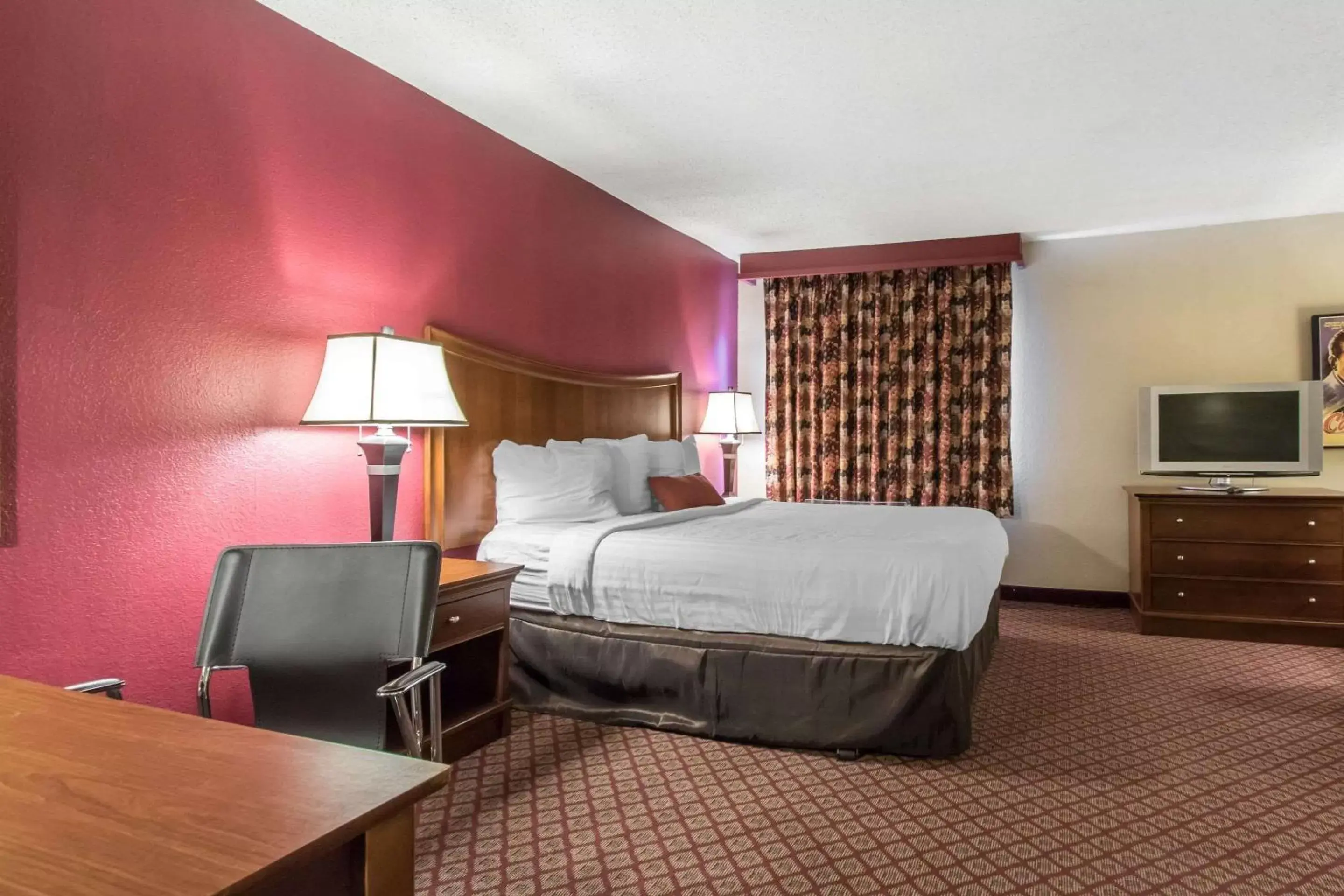 Photo of the whole room, Bed in Econo Lodge Inn & Suites Joplin