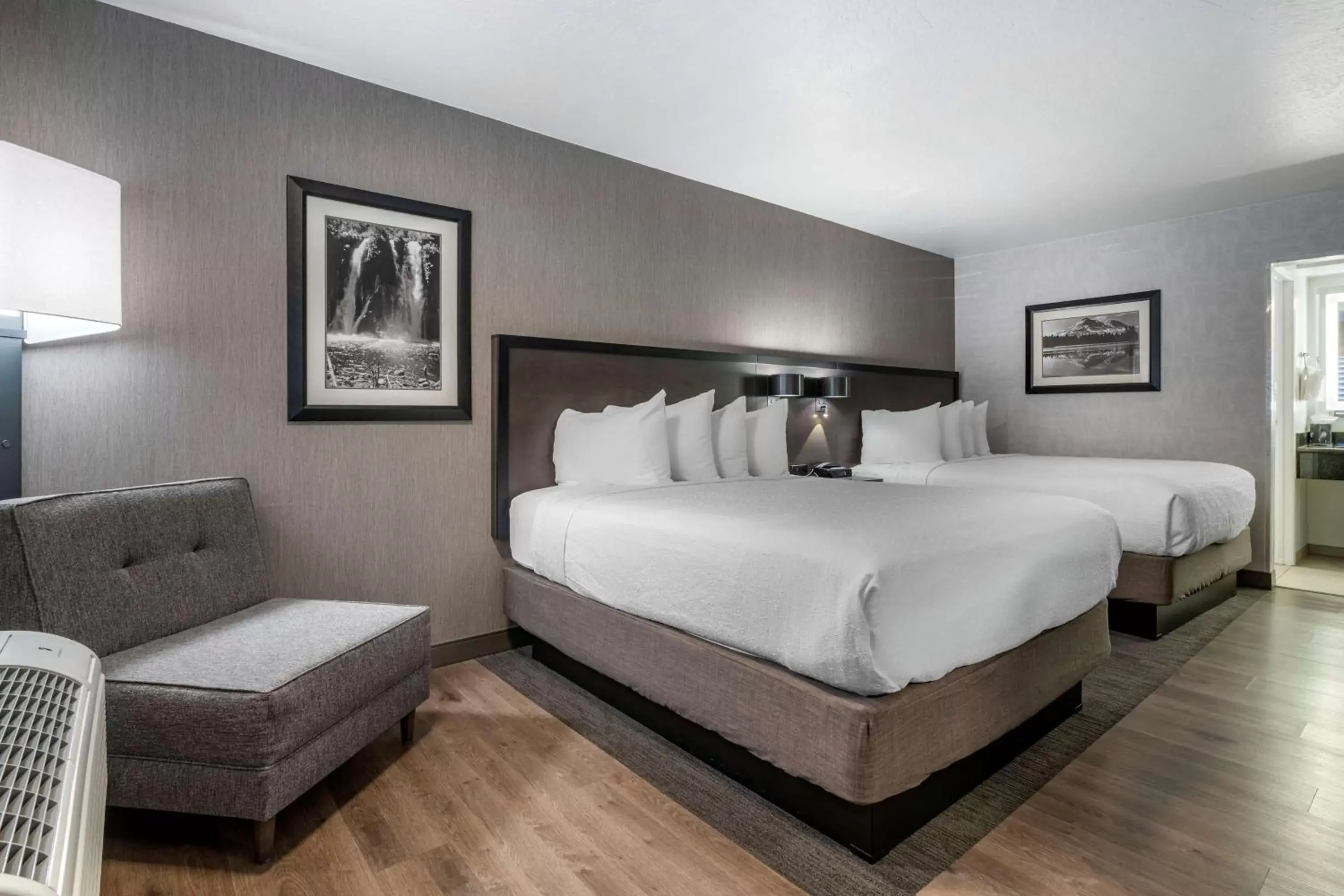 Bedroom, Bed in Best Western Plus Hilltop Inn