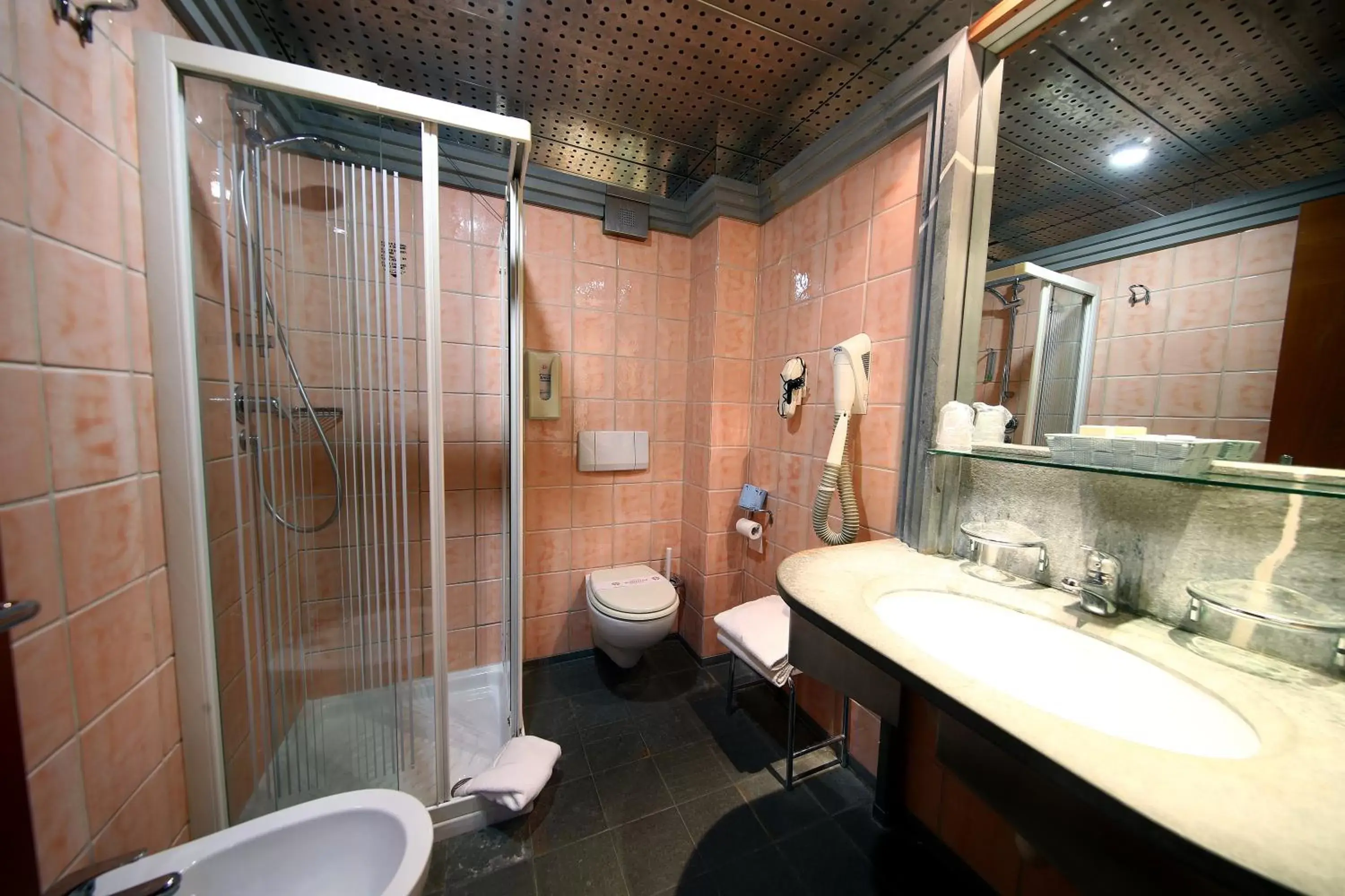 Bathroom in HR Hotel