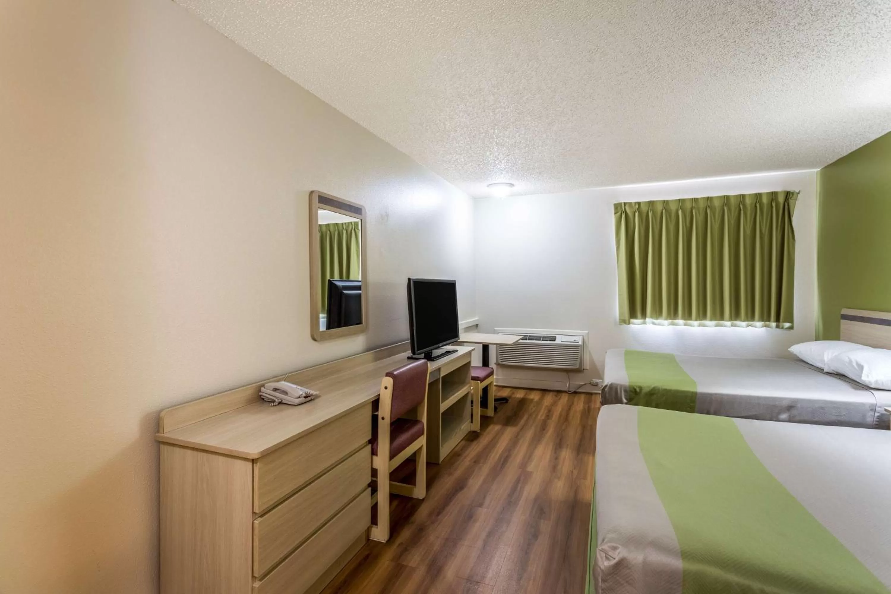 Photo of the whole room, Bed in Motel 6-Great Falls, MT