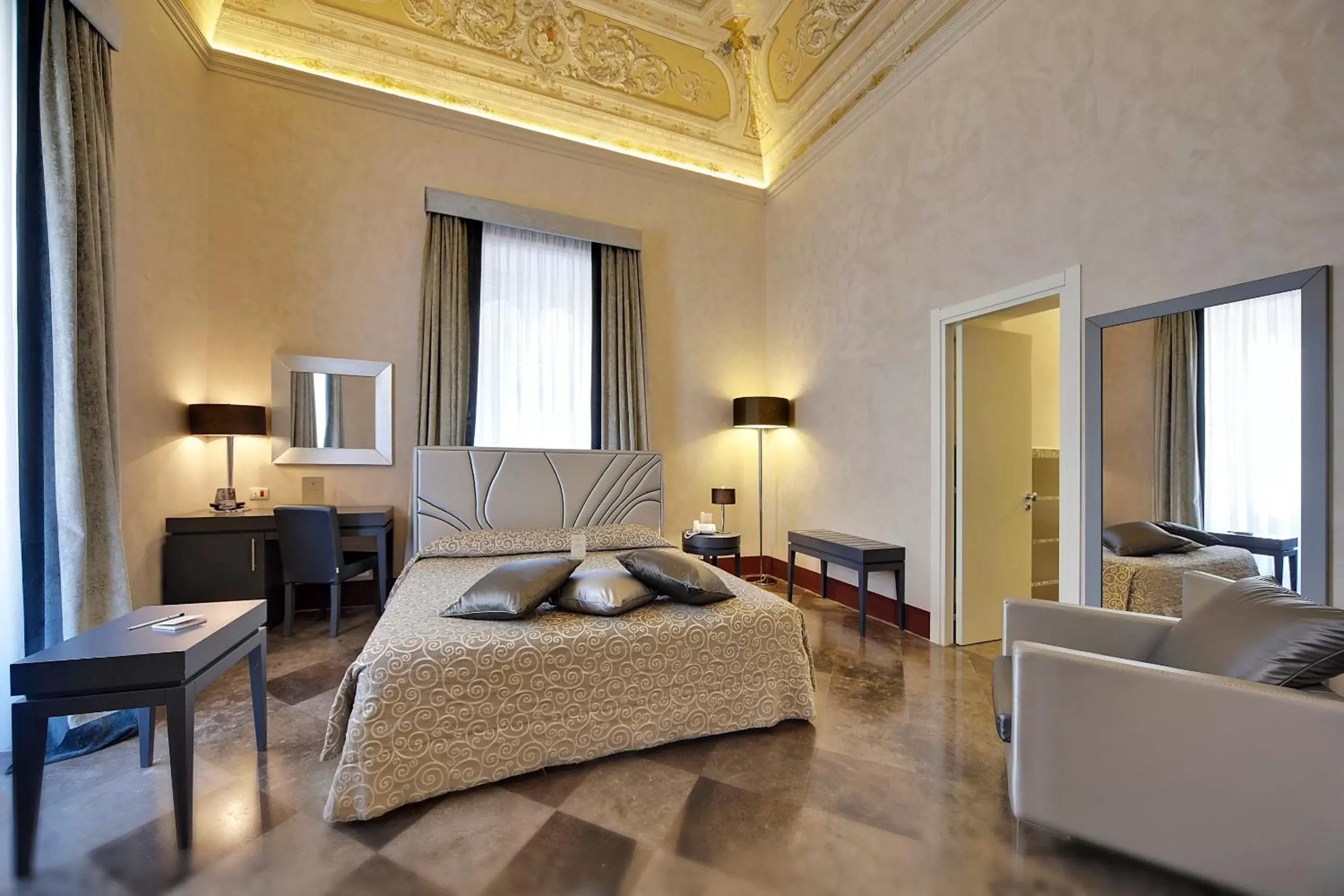 Photo of the whole room in De Stefano Palace Luxury Hotel