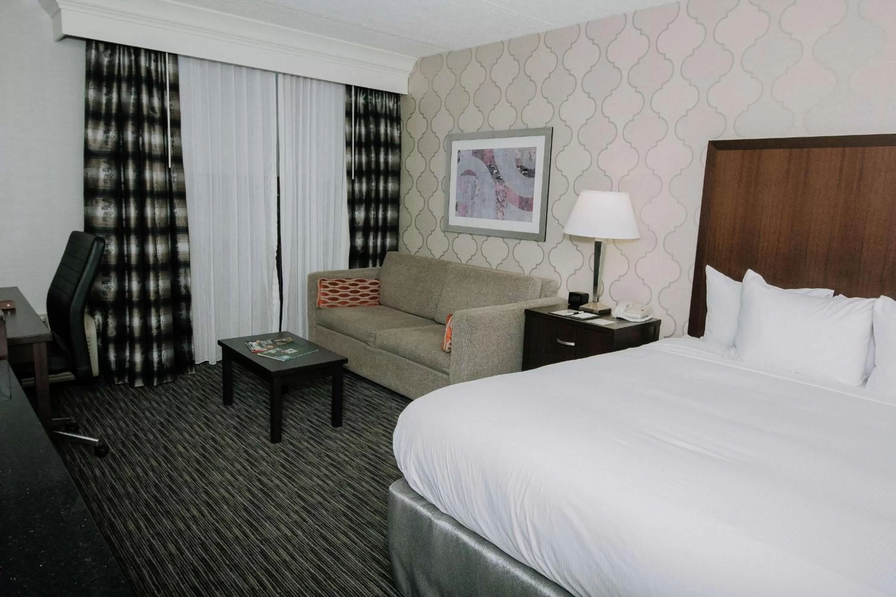Bedroom, Bed in DoubleTree by Hilton Dearborn