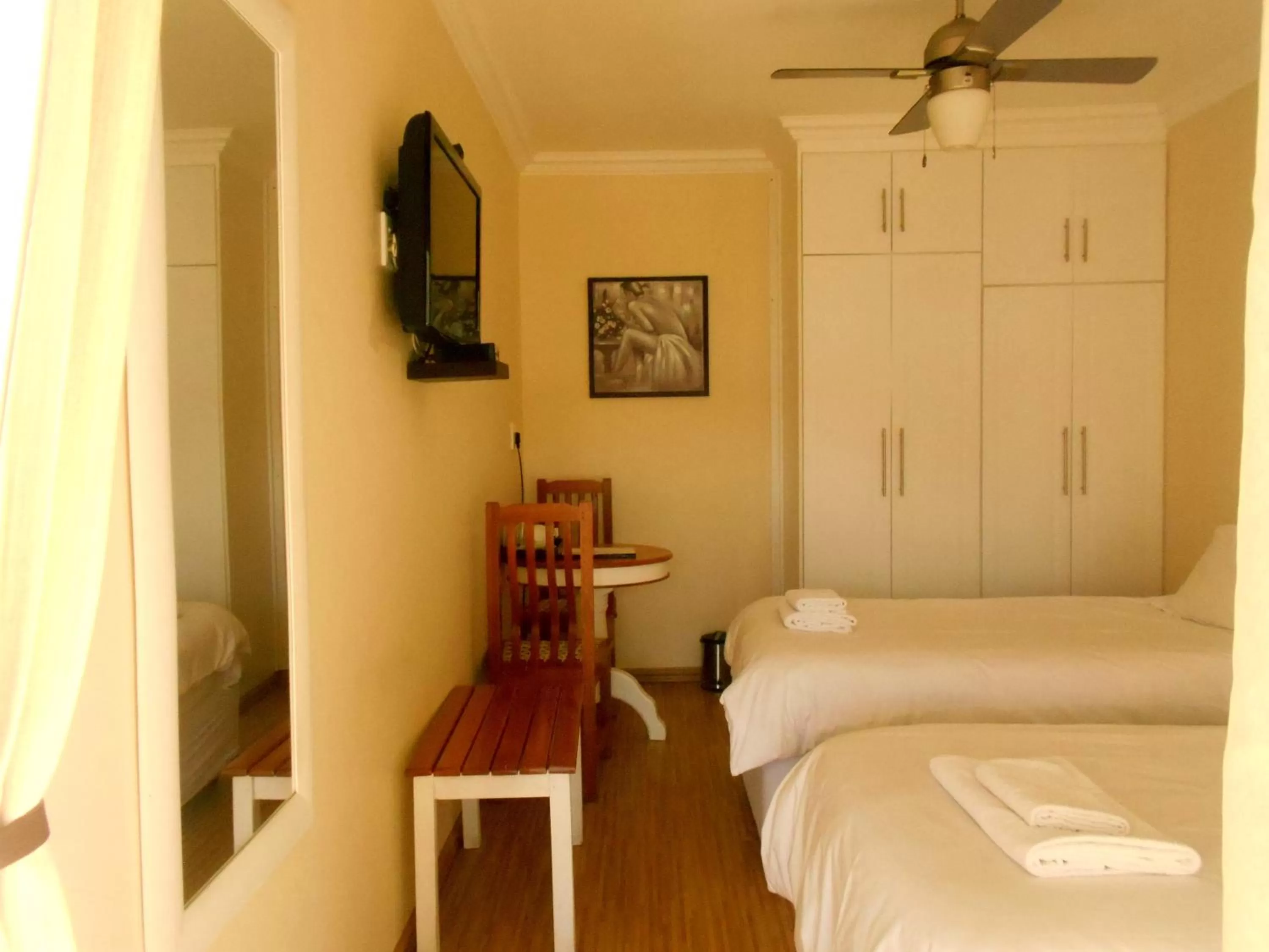 Photo of the whole room, Bed in Majestic