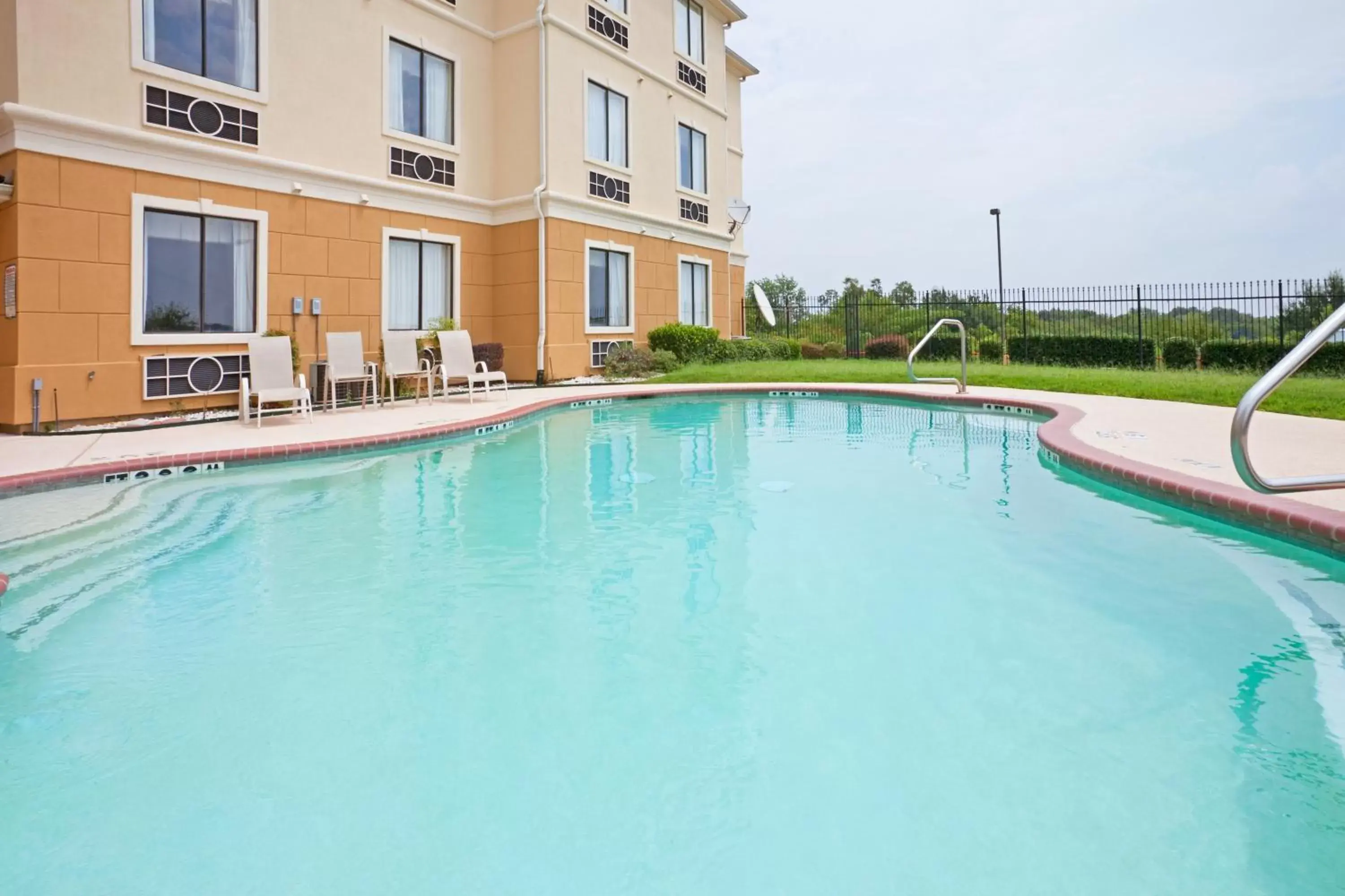 Swimming pool in Holiday Inn Express Hotel & Suites Mount Pleasant by IHG Swimming pool in Holiday Inn Express Hotel & Suites Mount Pleasant by IHG