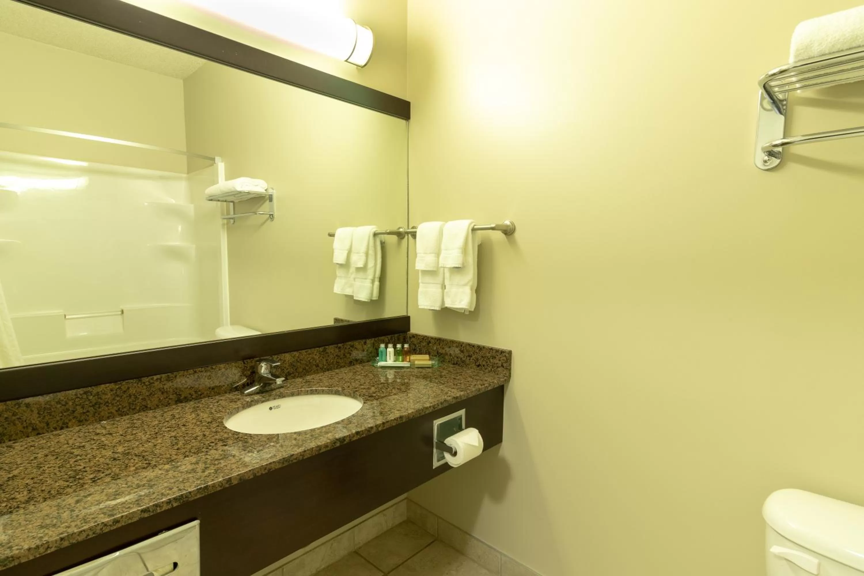 Shower in BCMInns - Lac La Biche