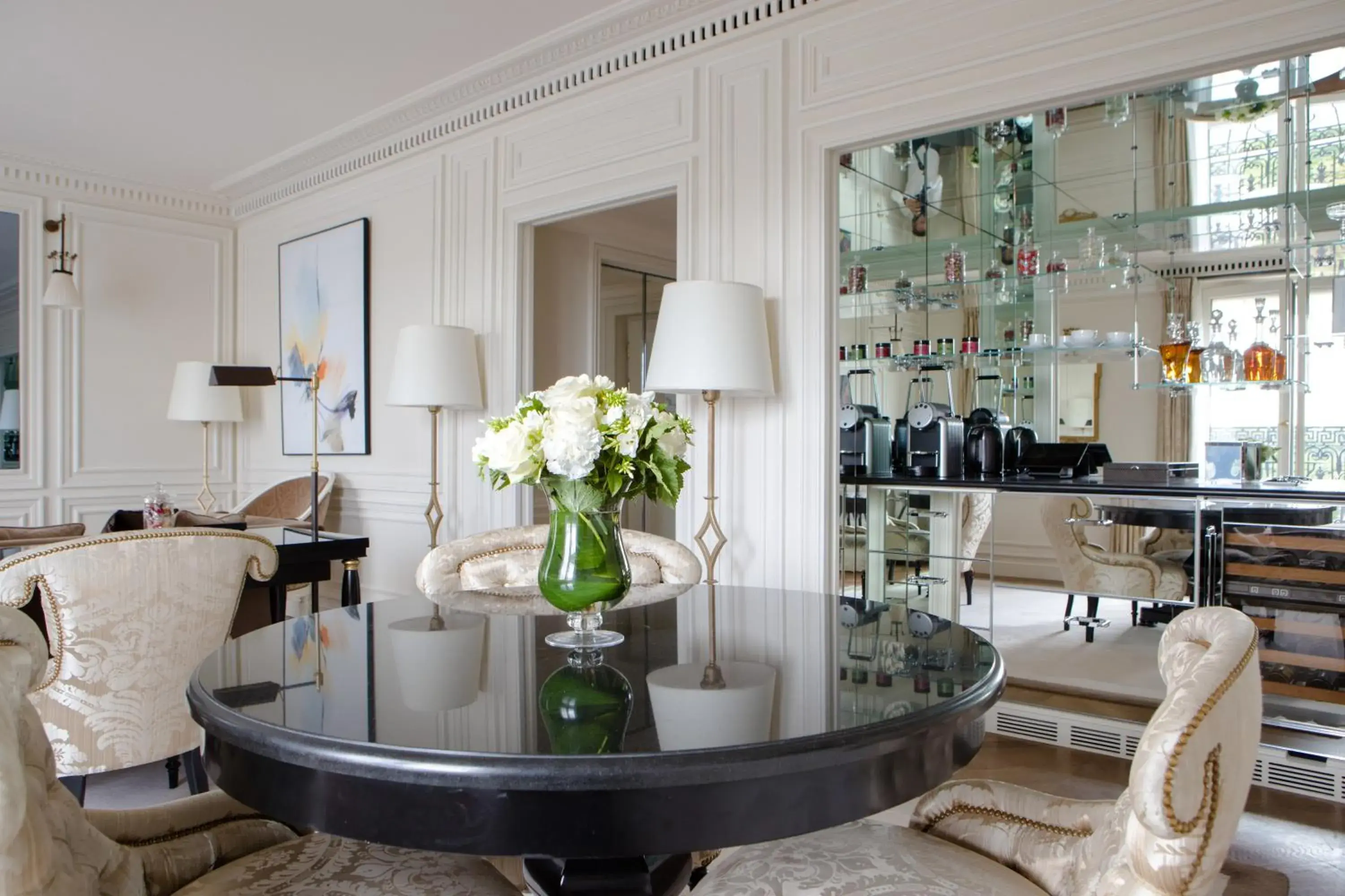 Living room in La Réserve Paris Hotel & Spa