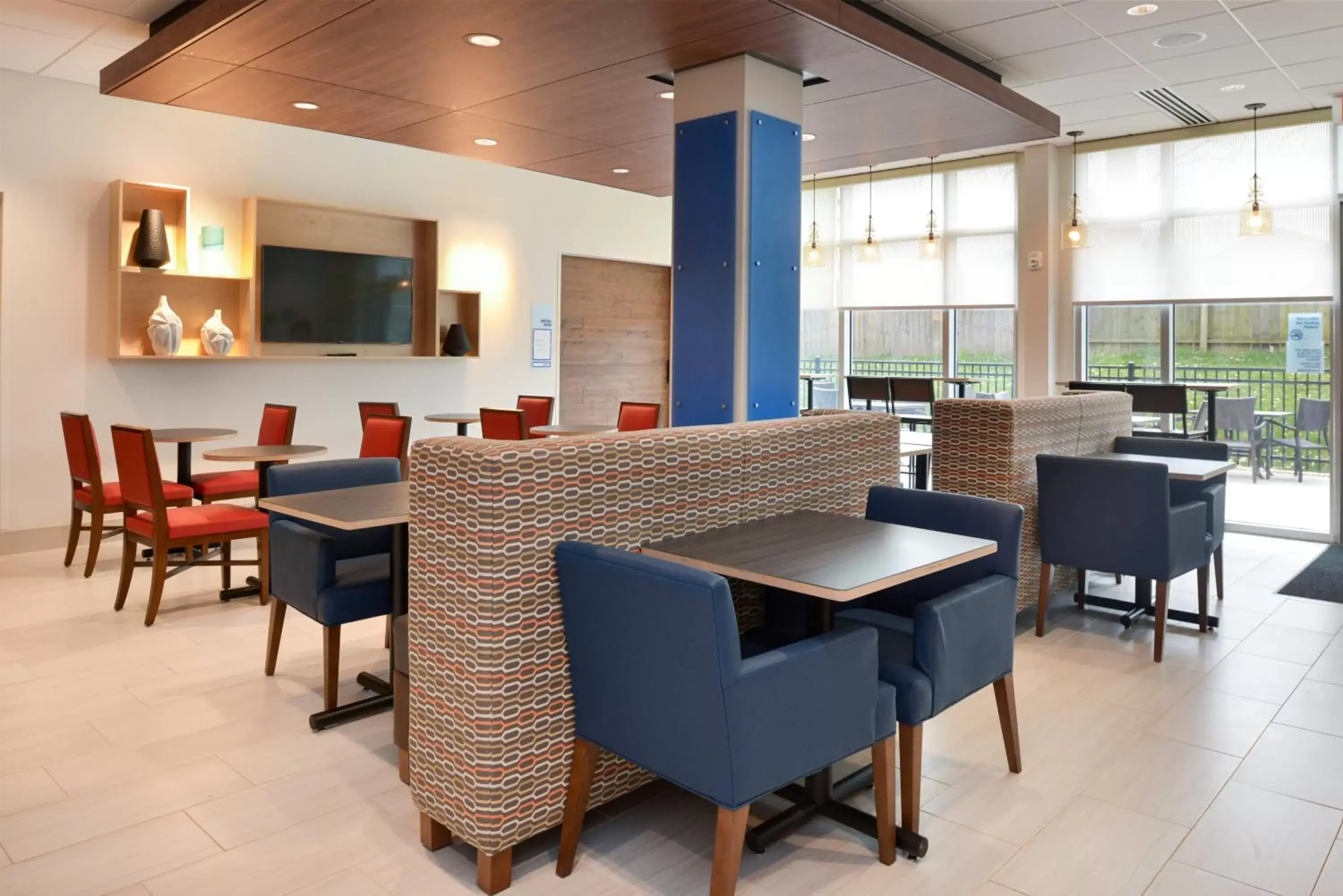 Breakfast, Lounge/Bar in Holiday Inn Express & Suites - Ottumwa, an IHG Hotel