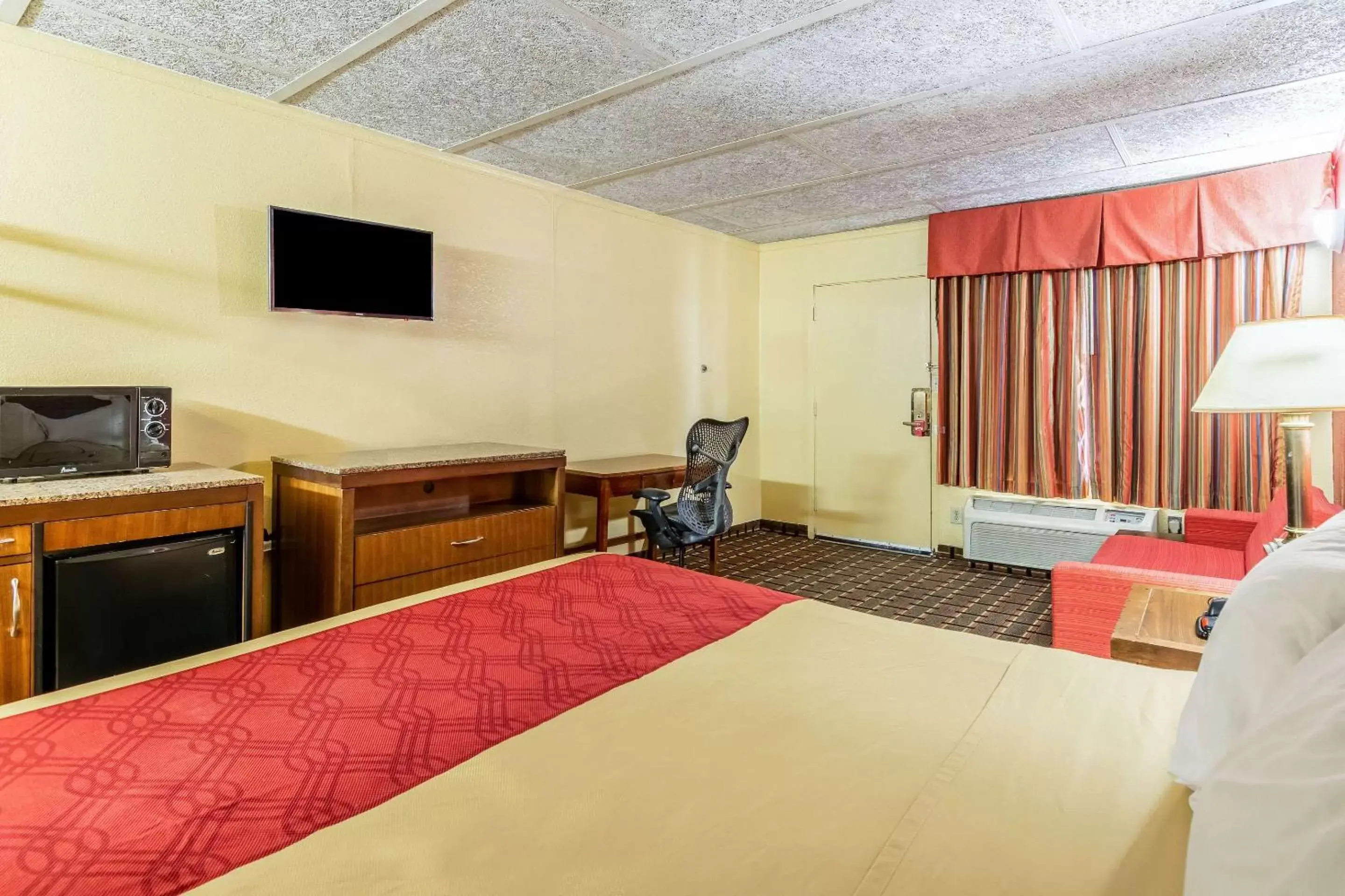 Photo of the whole room, Bed in Econo Lodge Charlotte Airport Area
