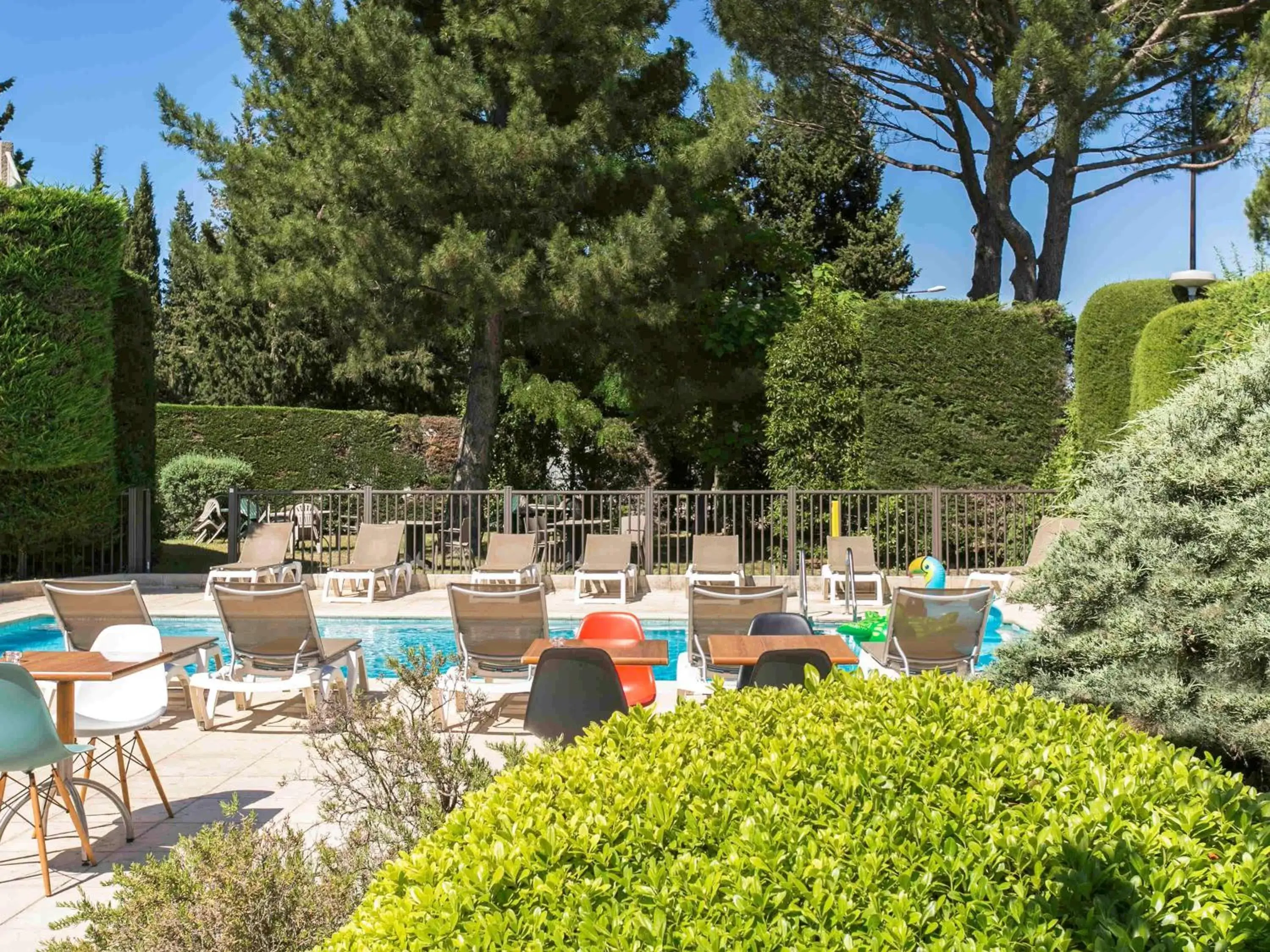 Lounge or bar, Swimming Pool in ibis Avignon Sud