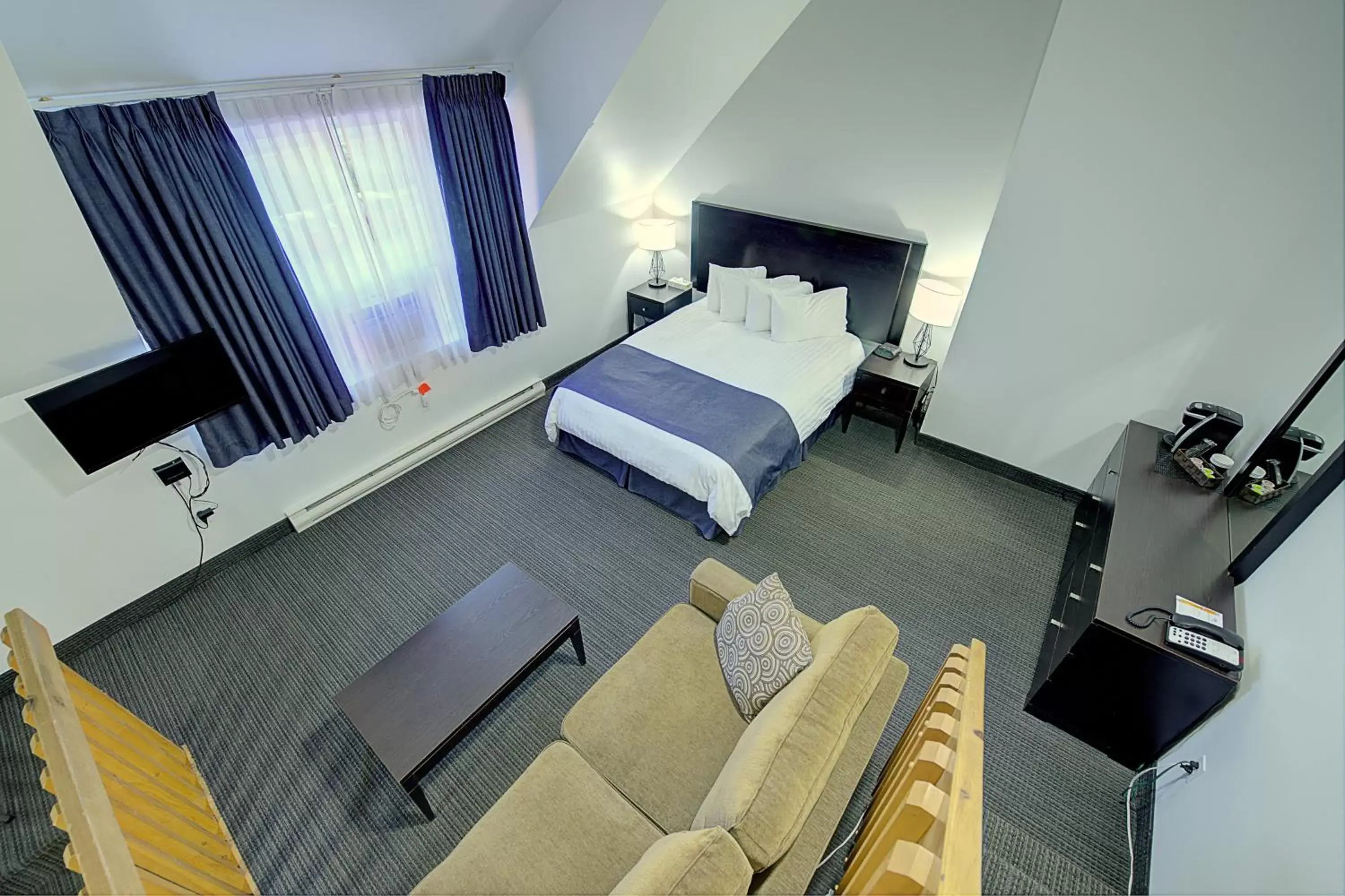 Bedroom, Bed in Hotel Vacances Tremblant