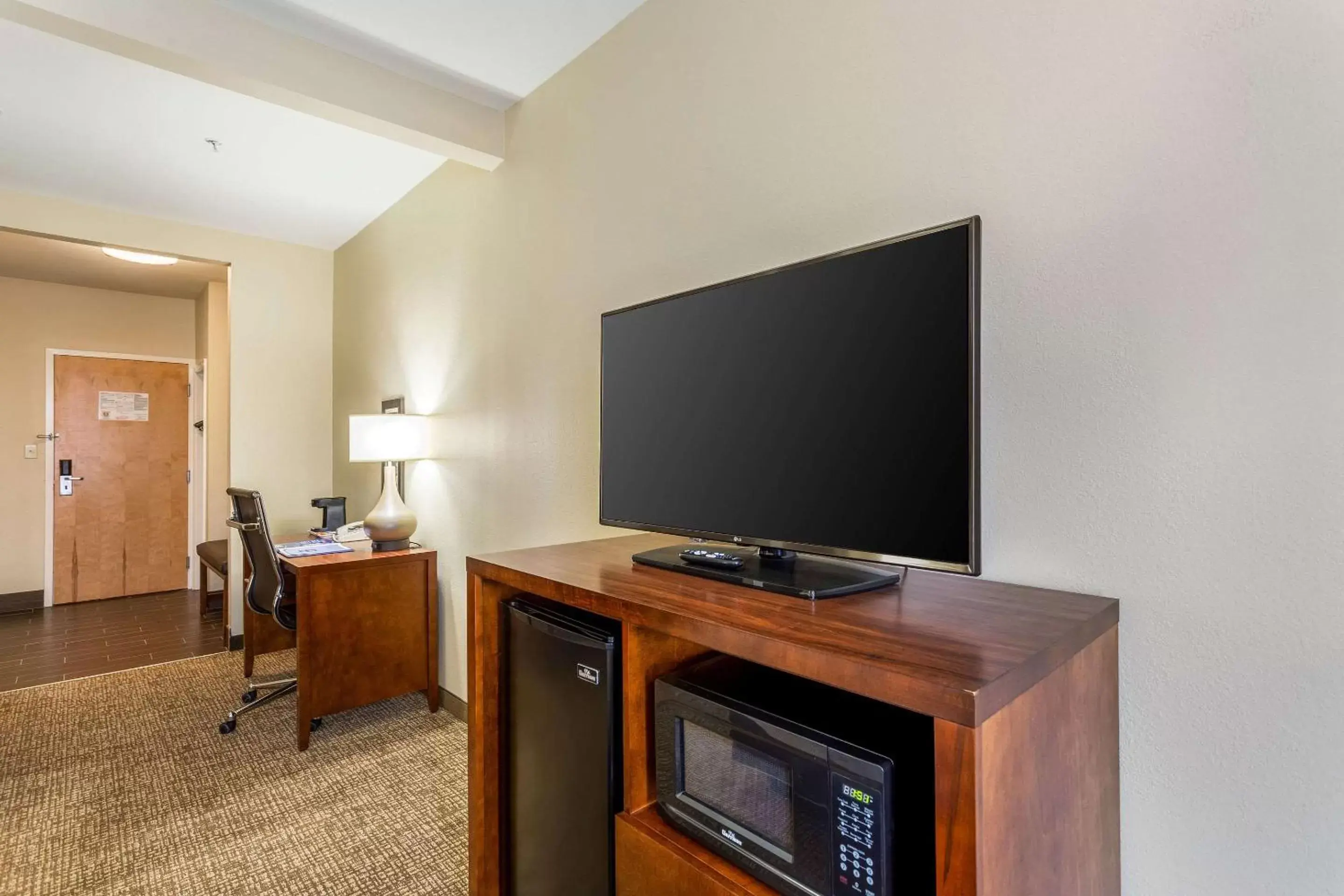 Photo of the whole room, TV/Entertainment Center in Comfort Inn & Suites Baton Rouge Airport