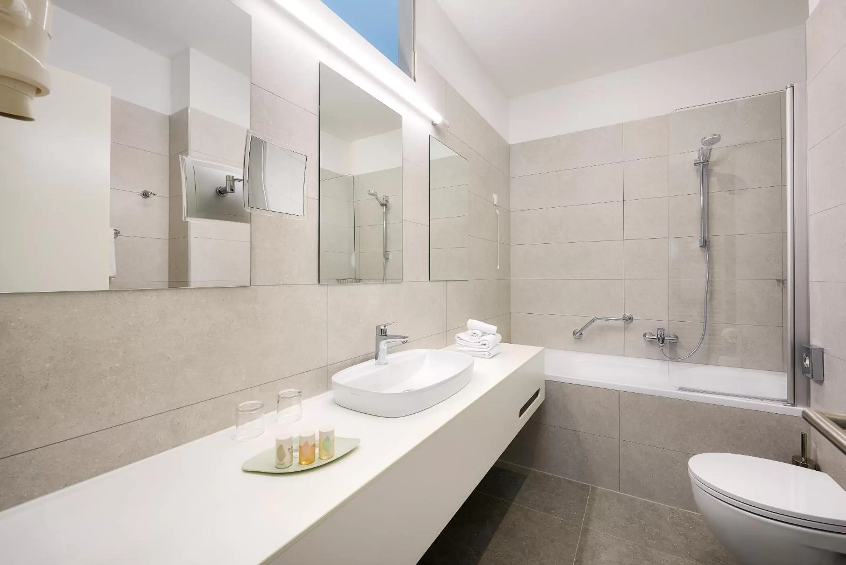 Bathroom in Hotel Salona Palace