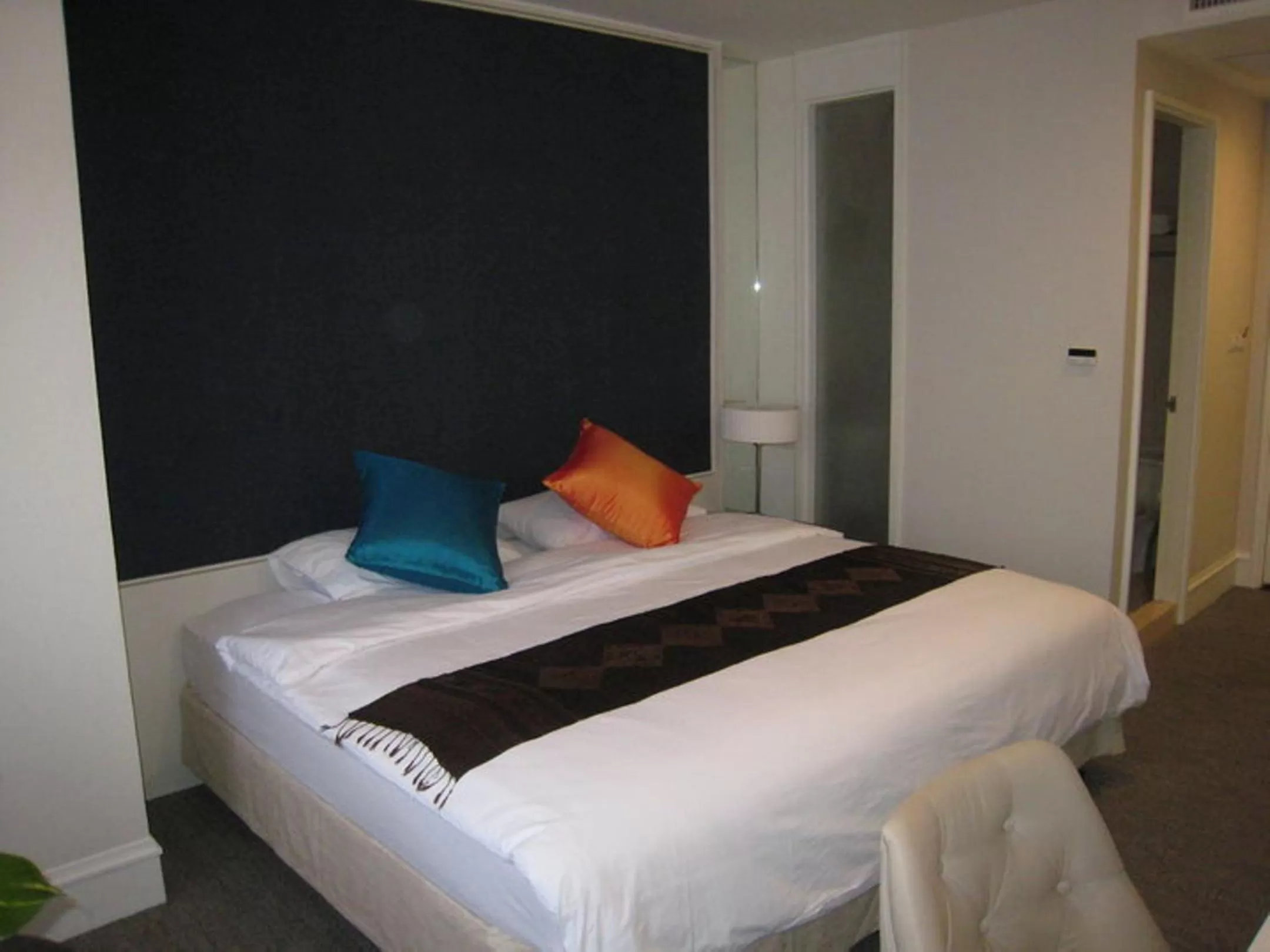 Photo of the whole room, Bed in Aphrodite Inn Bangkok