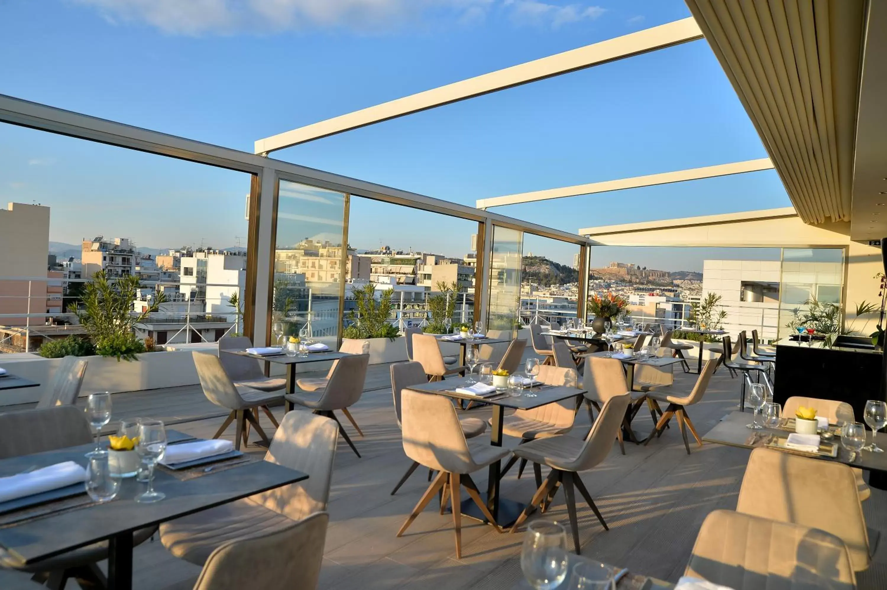 Restaurant/Places to Eat in Athenaeum Smart Hotel
