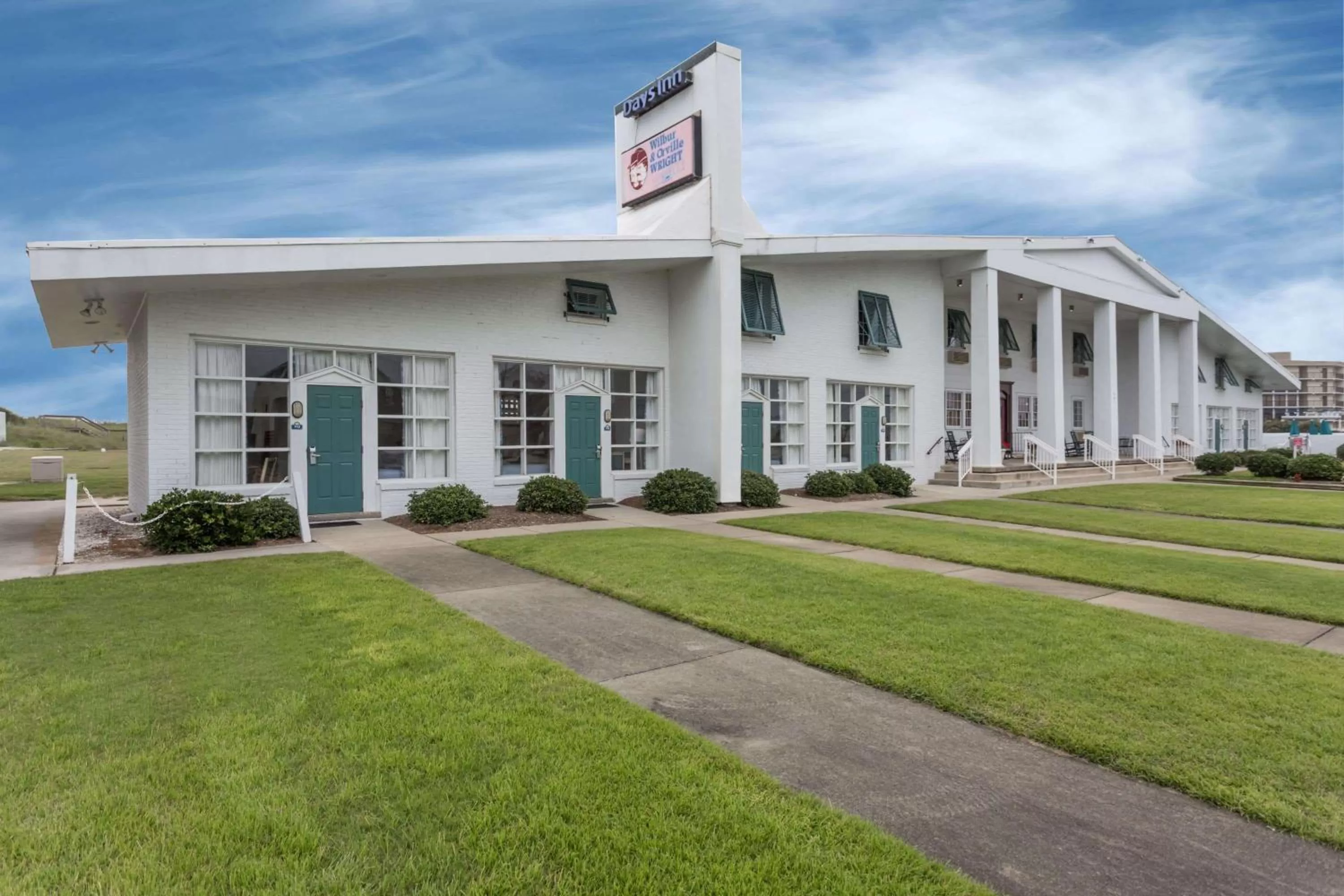 Property building in Days Inn by Wyndham Kill Devil Hills Oceanfront - Wilbur