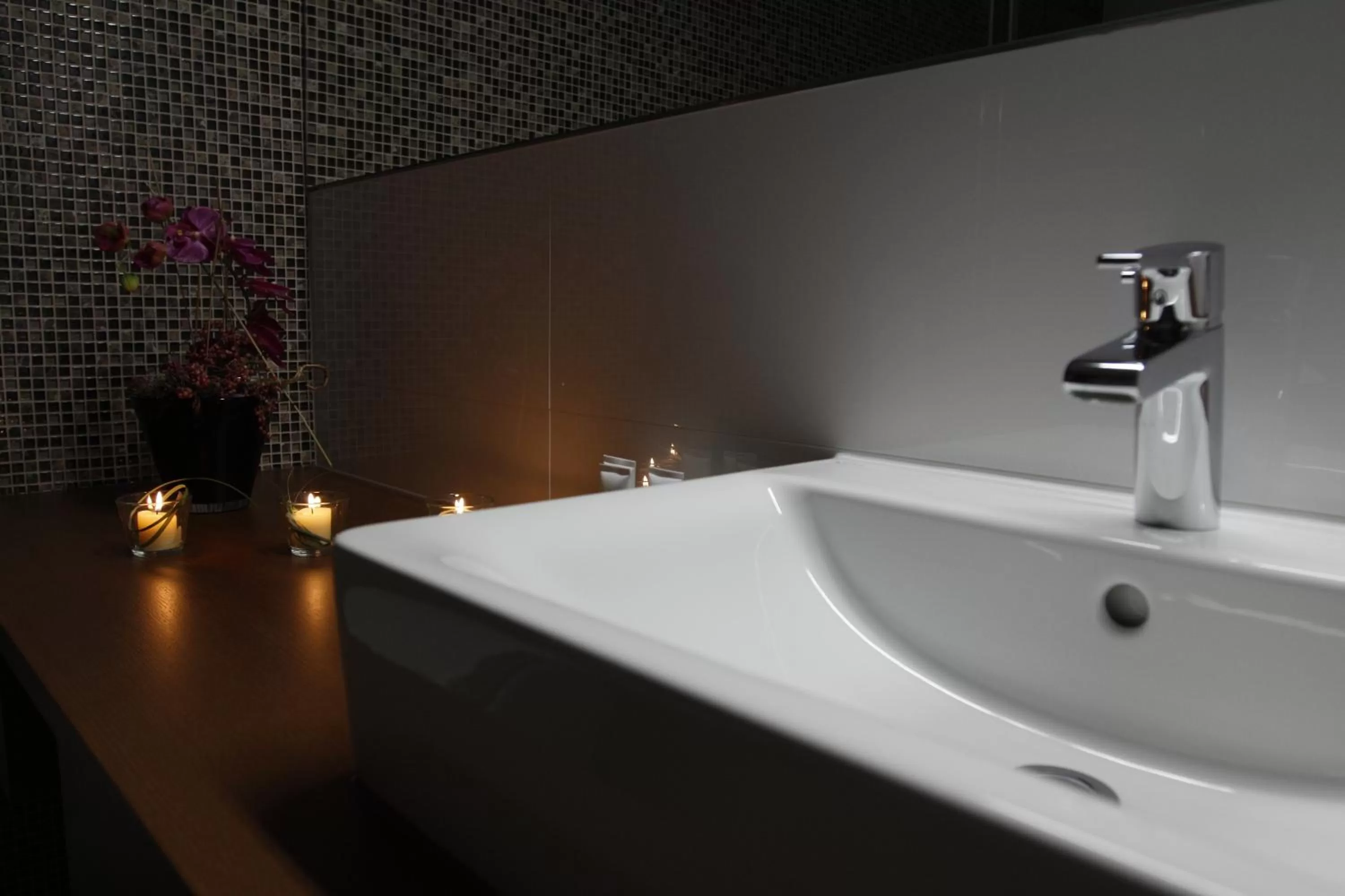 Bathroom in Mikado Hotel