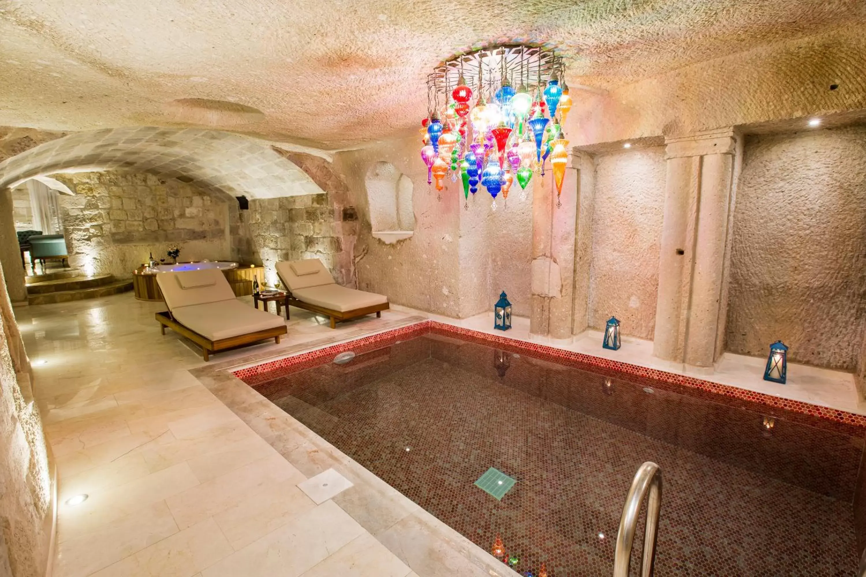 Swimming pool in Imperial Cave Suites & Spa