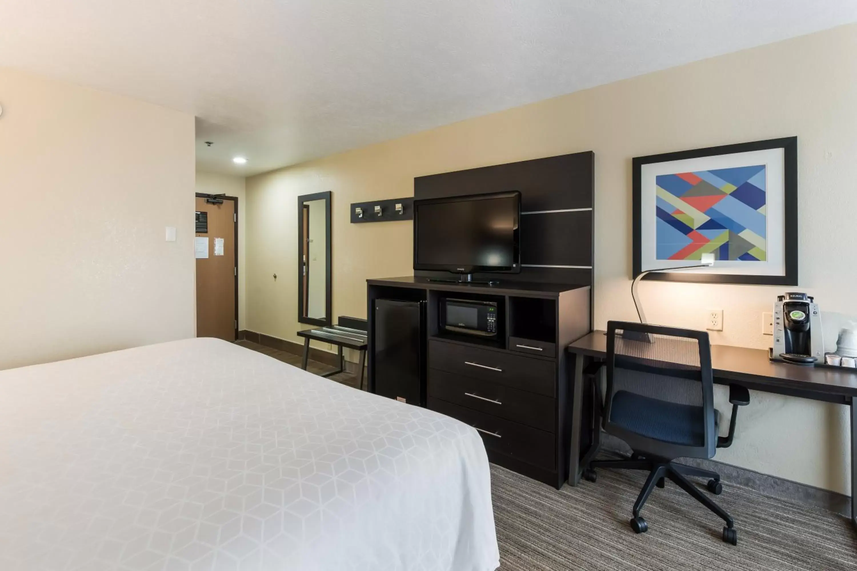 Photo of the whole room, TV/Entertainment Center in Holiday Inn Express London-I-70, an IHG Hotel