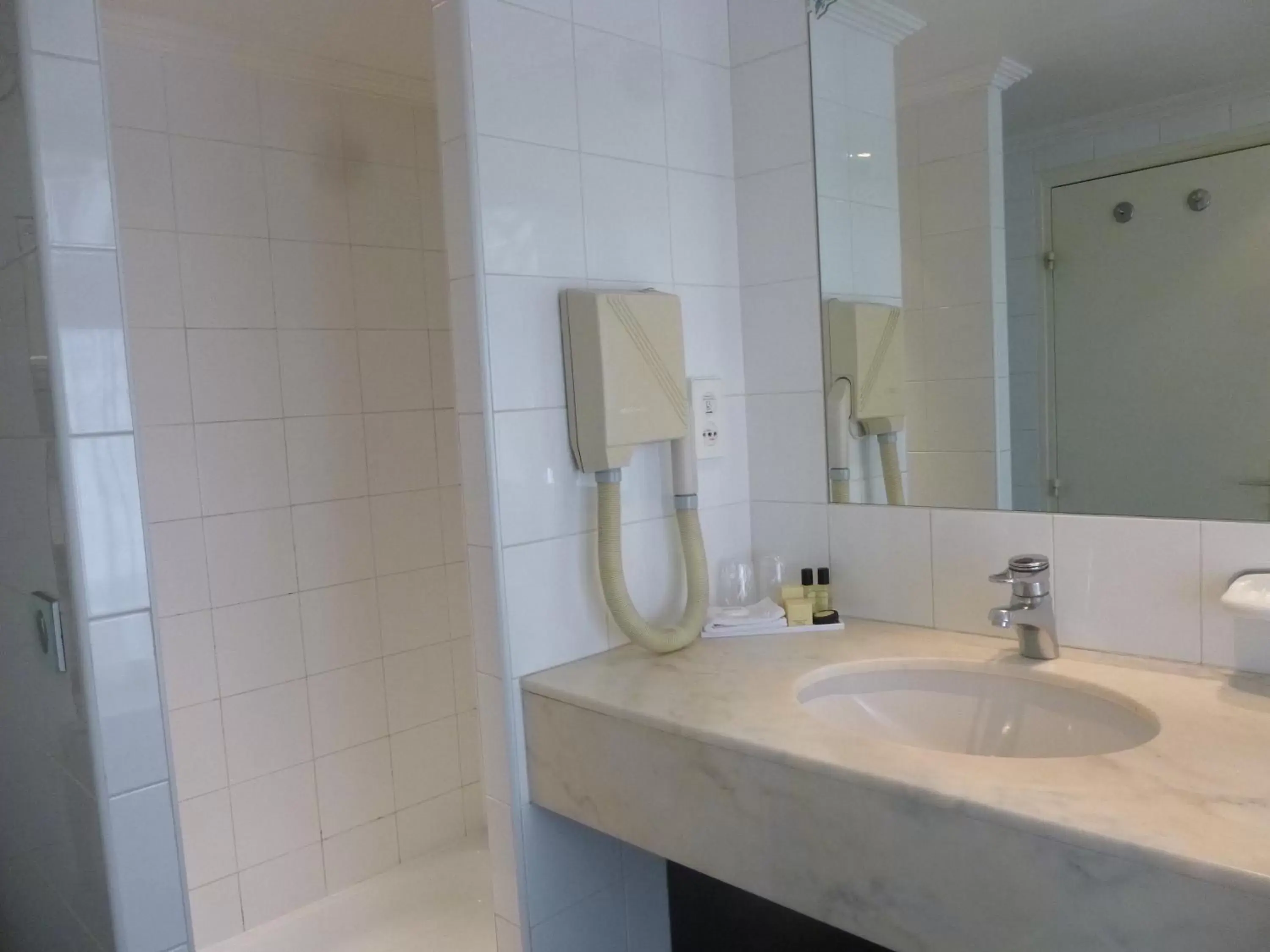 Shower, Bathroom in Logis Hôtel Le Rivage