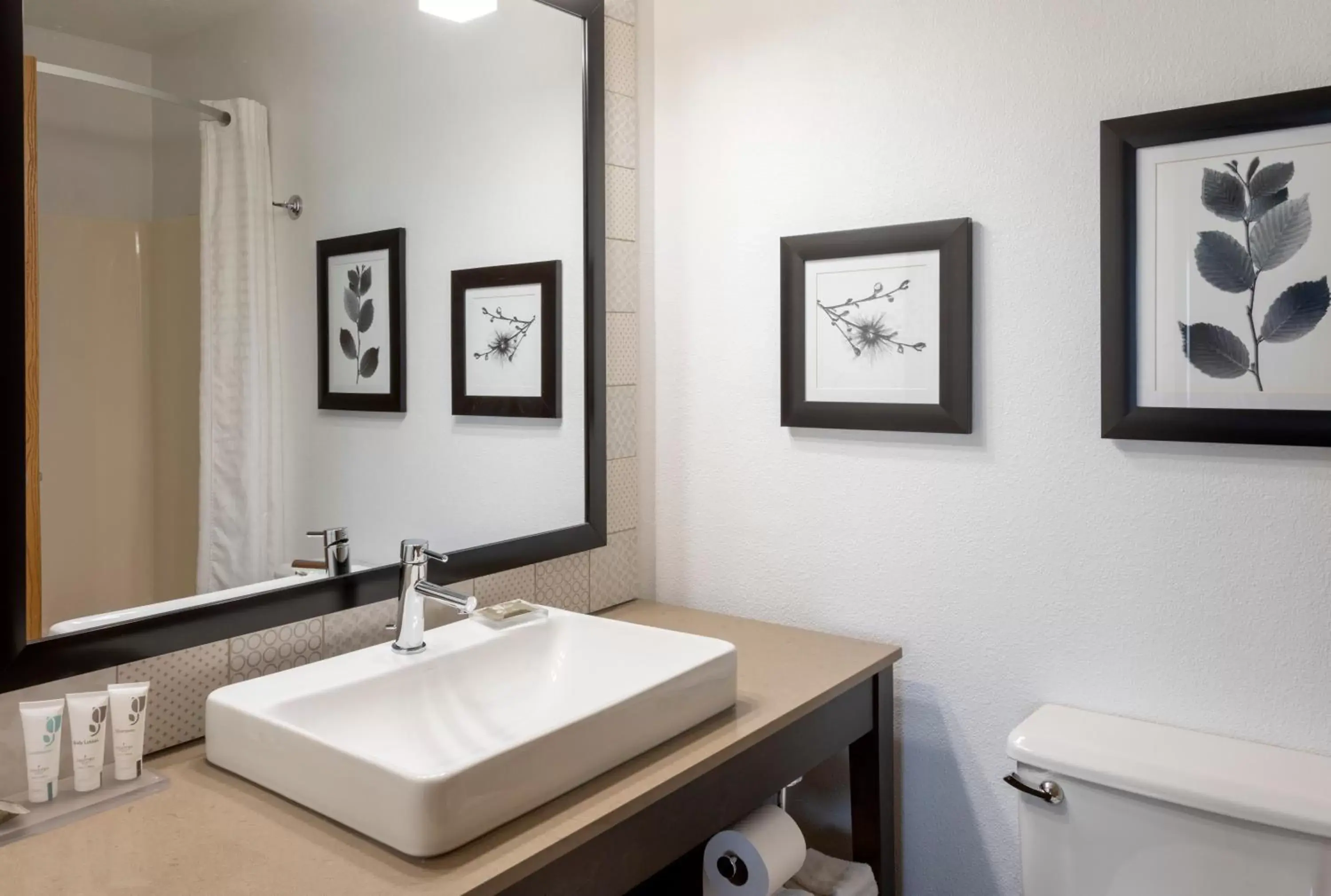 Bathroom in Country Inn & Suites by Radisson, Fargo, ND