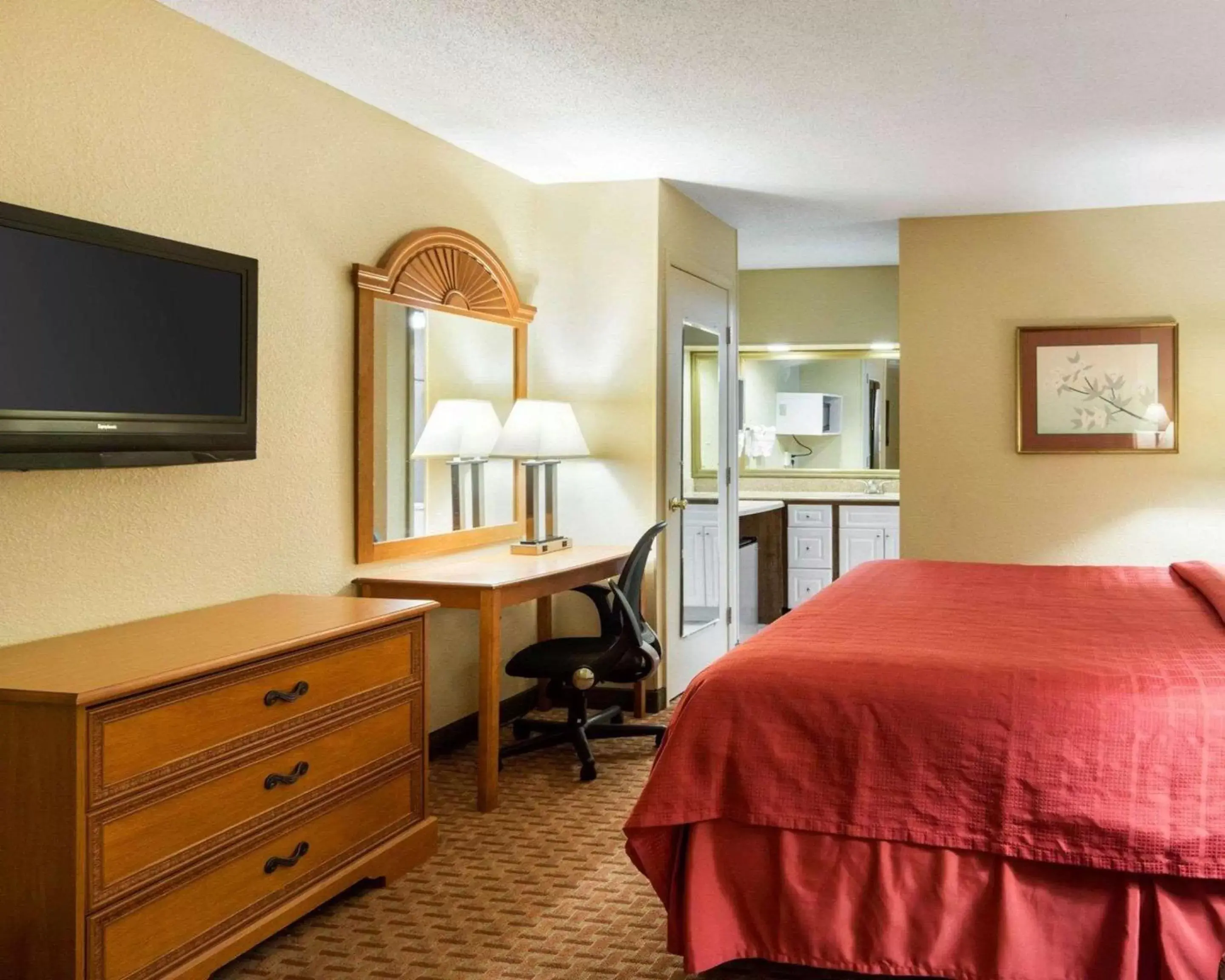 Photo of the whole room, Bed in Quality Inn South Hill I-85