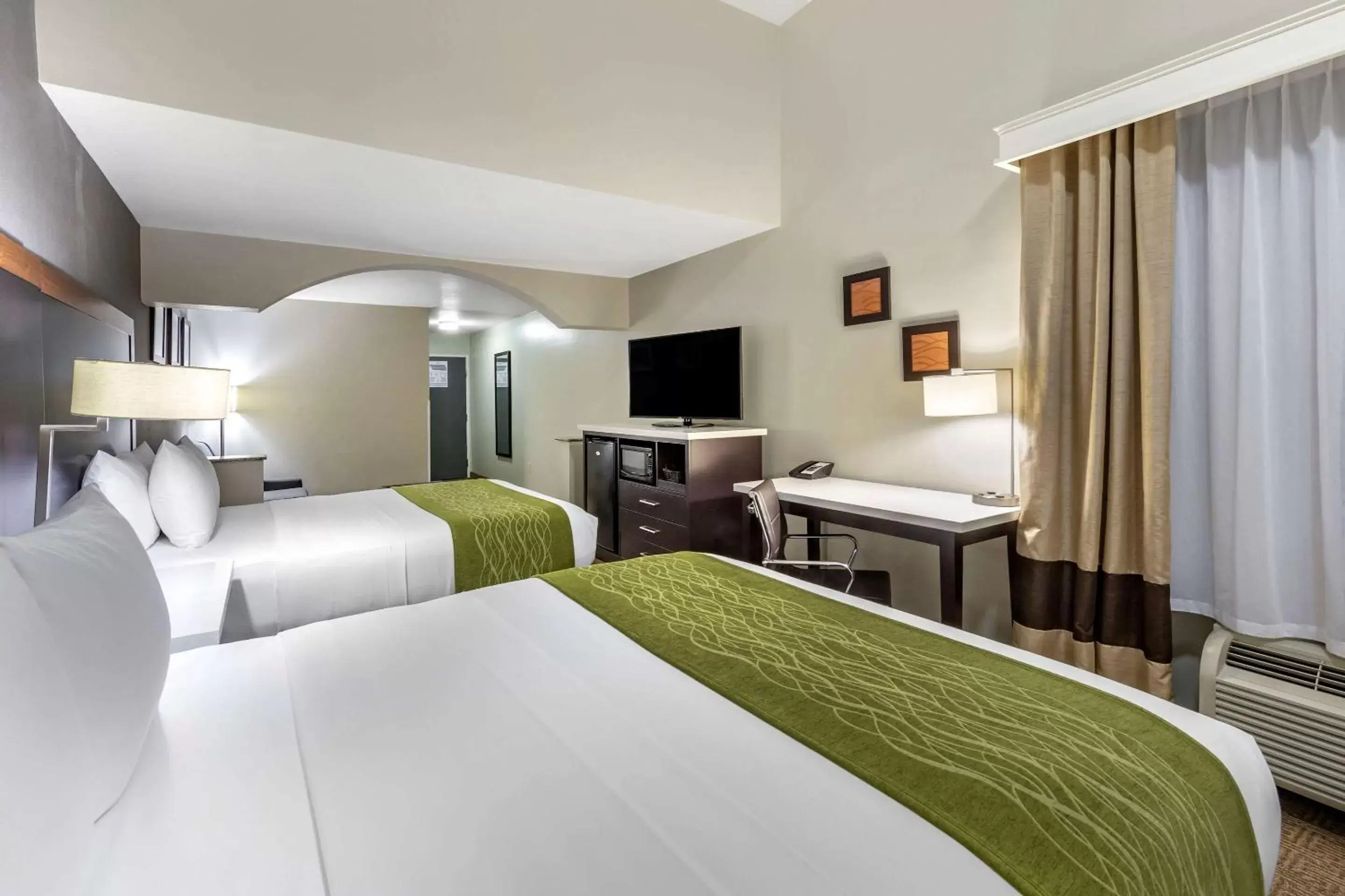 Bedroom, Bed in Comfort Inn & Suites Near Universal - North Hollywood – Burbank