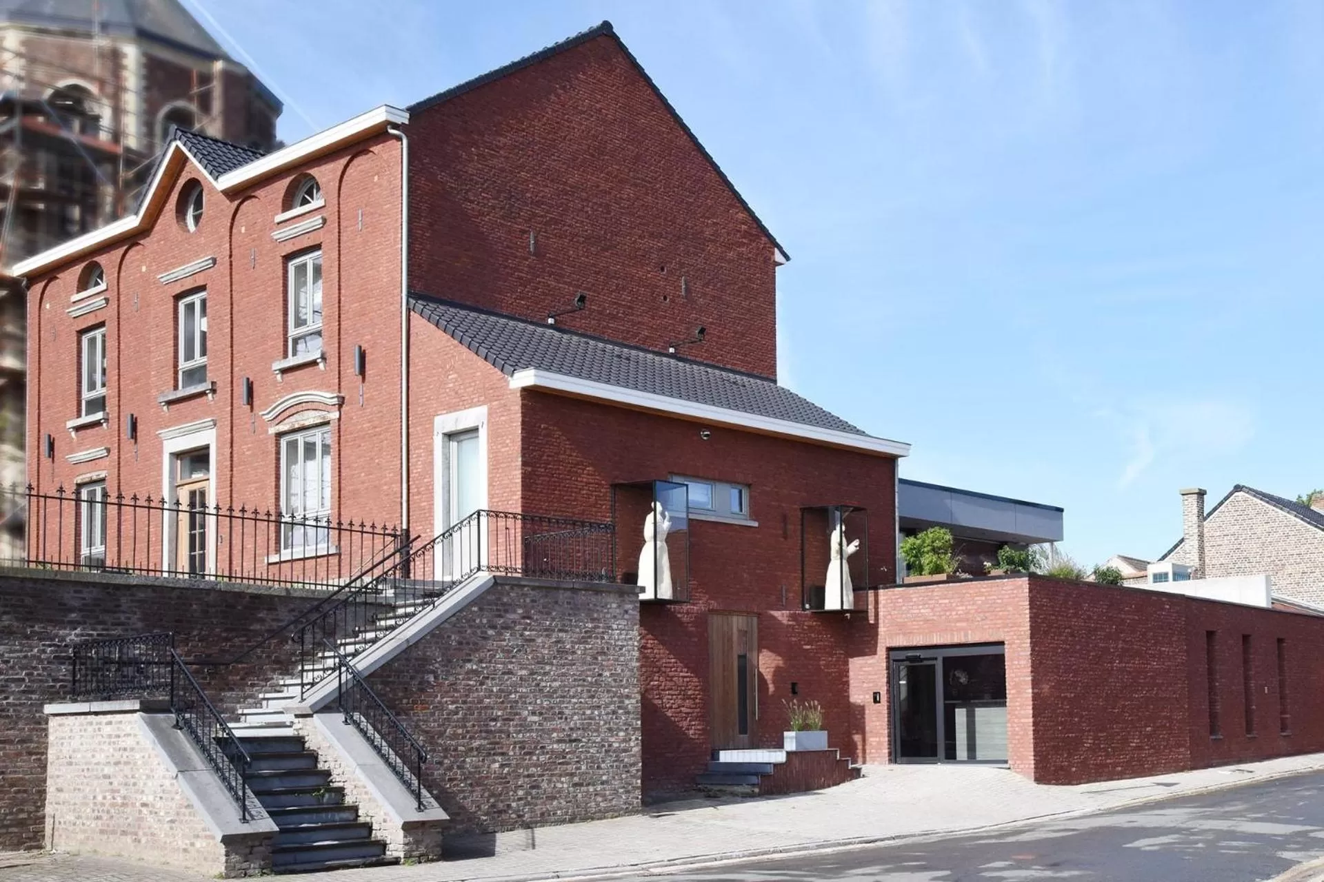 Facade/entrance in twee broeders