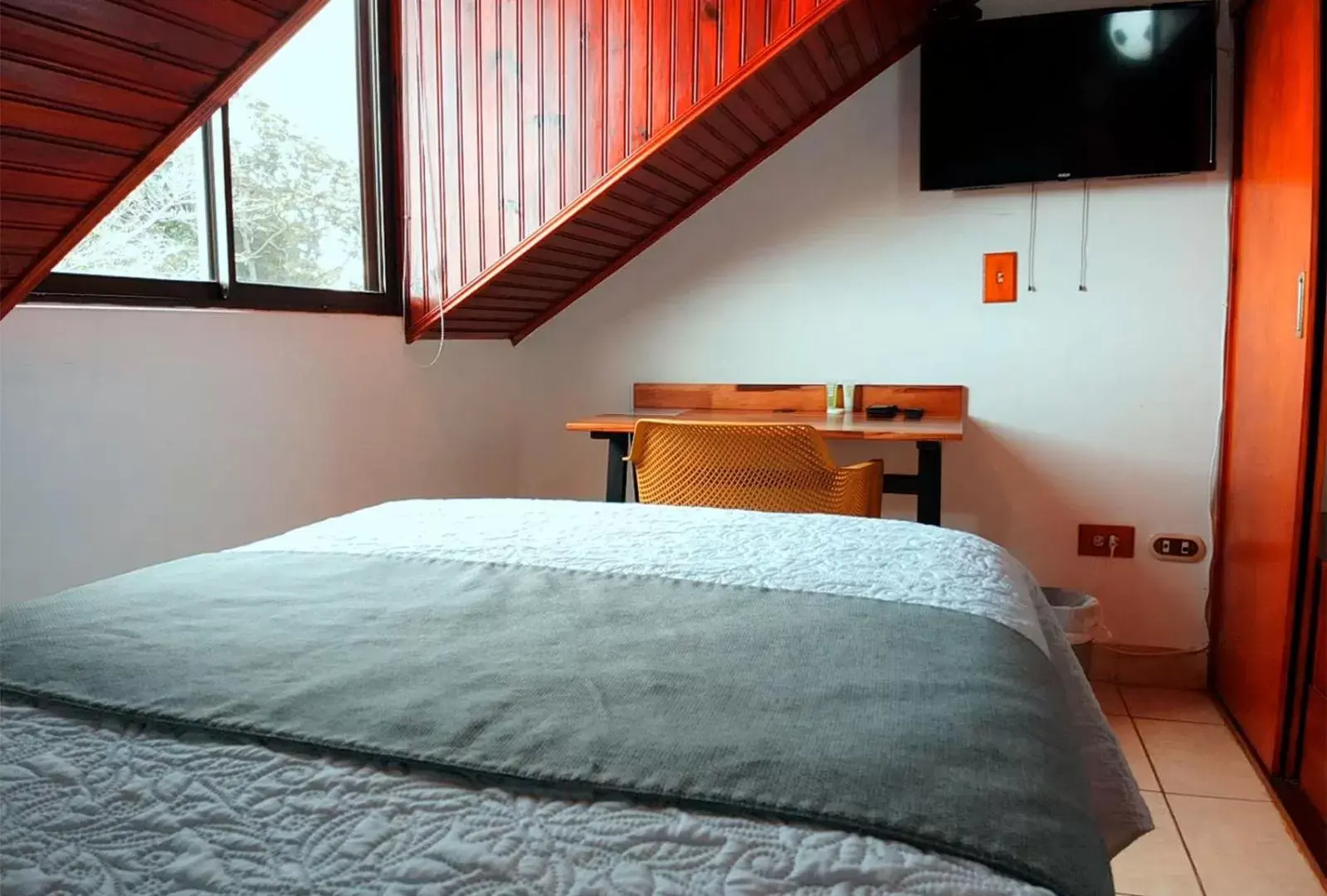 TV and multimedia, Bed in Trebol Amarillo Bed & Breakfast