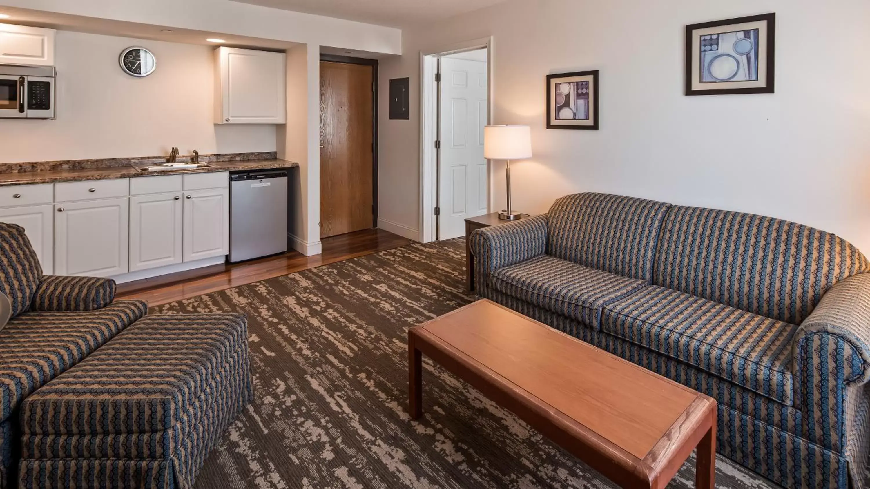 Kitchen or kitchenette, Seating Area in Charlevoix Inn & Suites SureStay Collection by Best Western