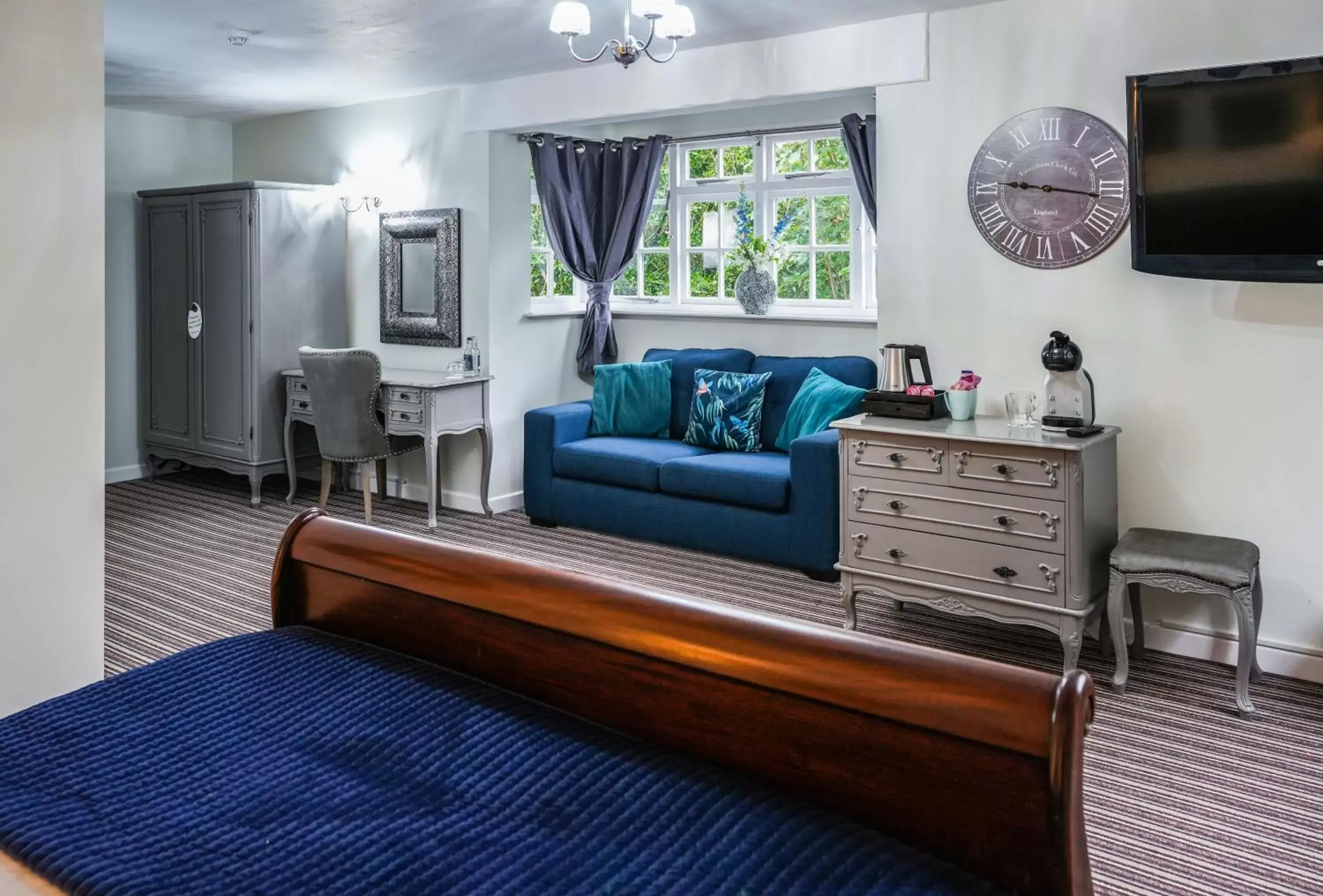 Bed, Seating Area in White Lion Hotel