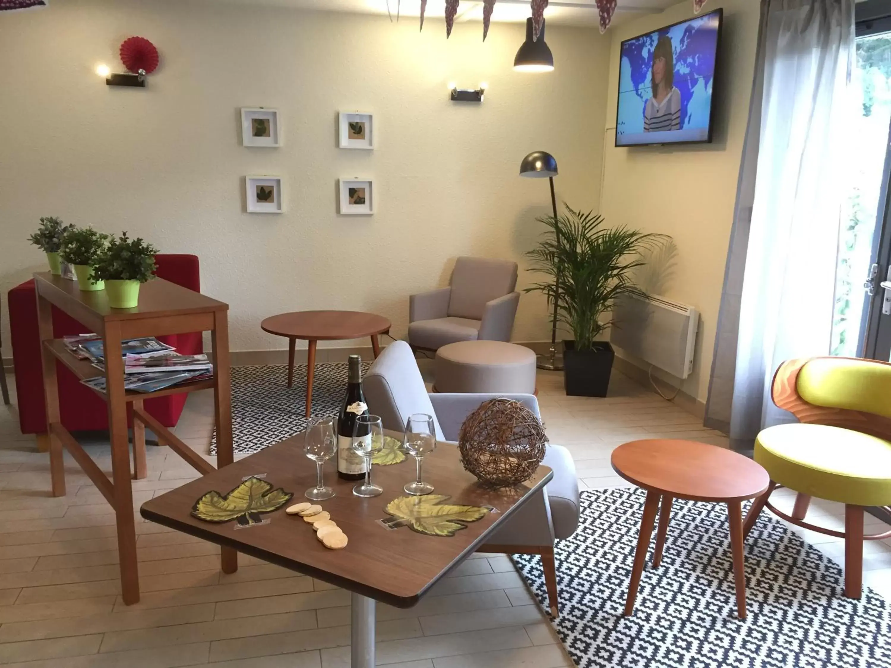 Communal lounge/ TV room, Restaurant/Places to Eat in Campanile Evry Est - Saint Germain les Corbeil